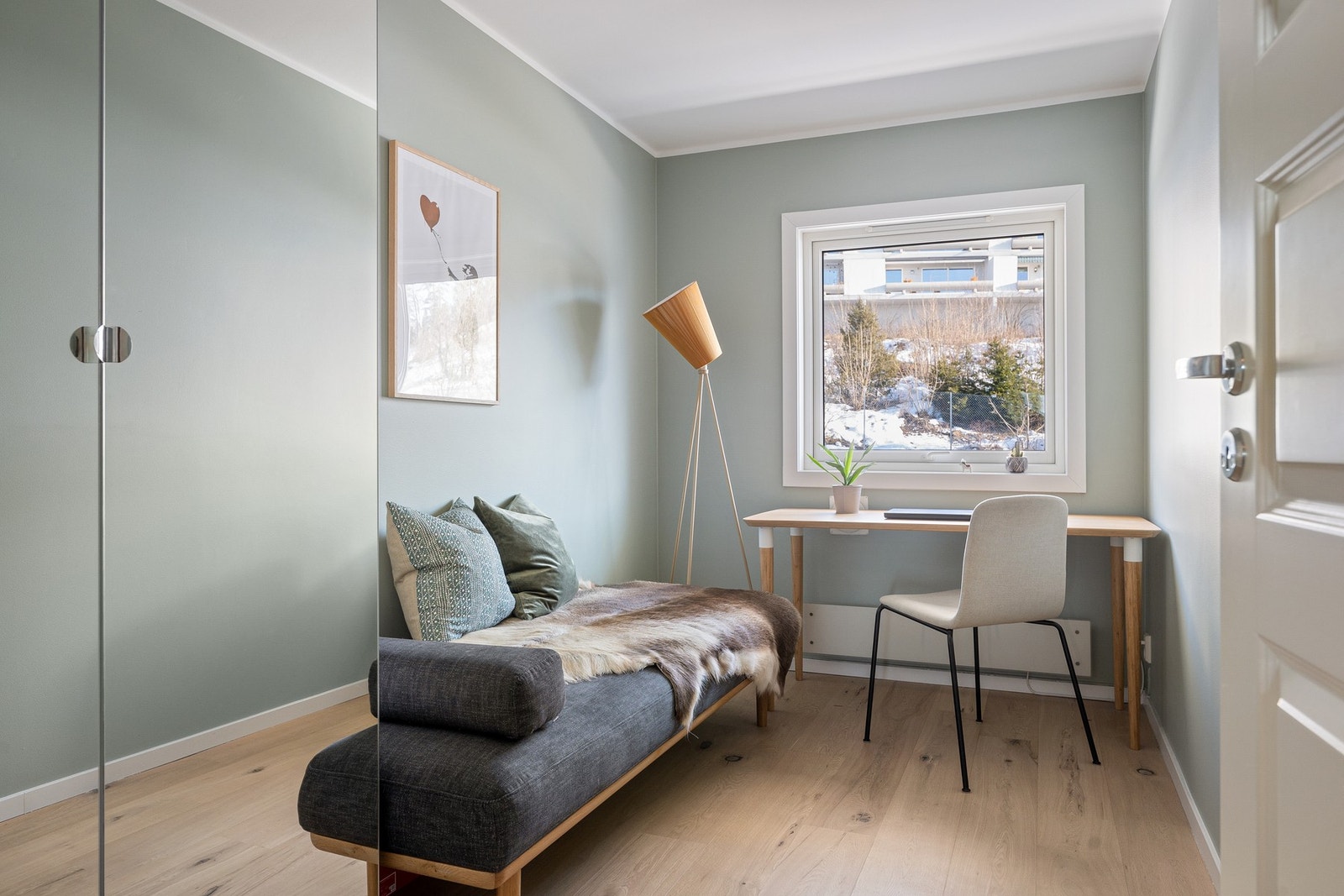 Lyst og trivelig soverom med fleksible bruksmuligheter - perfekt som barnerom, gjesterom eller hjemmekontor. Galleribilde