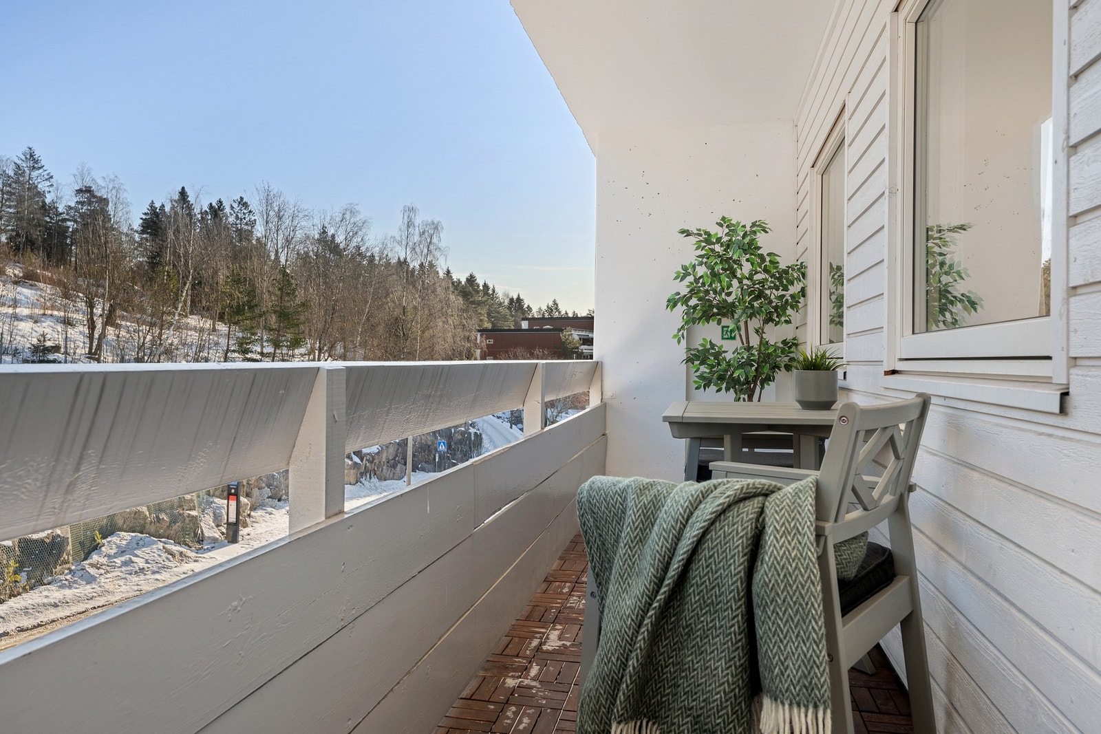 Balkong med deilig morgen- og formiddagssol, praktisk utgang fra kjøkkenet. Galleribilde