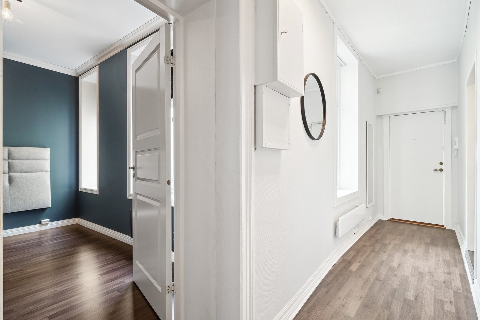 Fra gang er det adkomst til begge leilighetens to soverom- Galleribilde