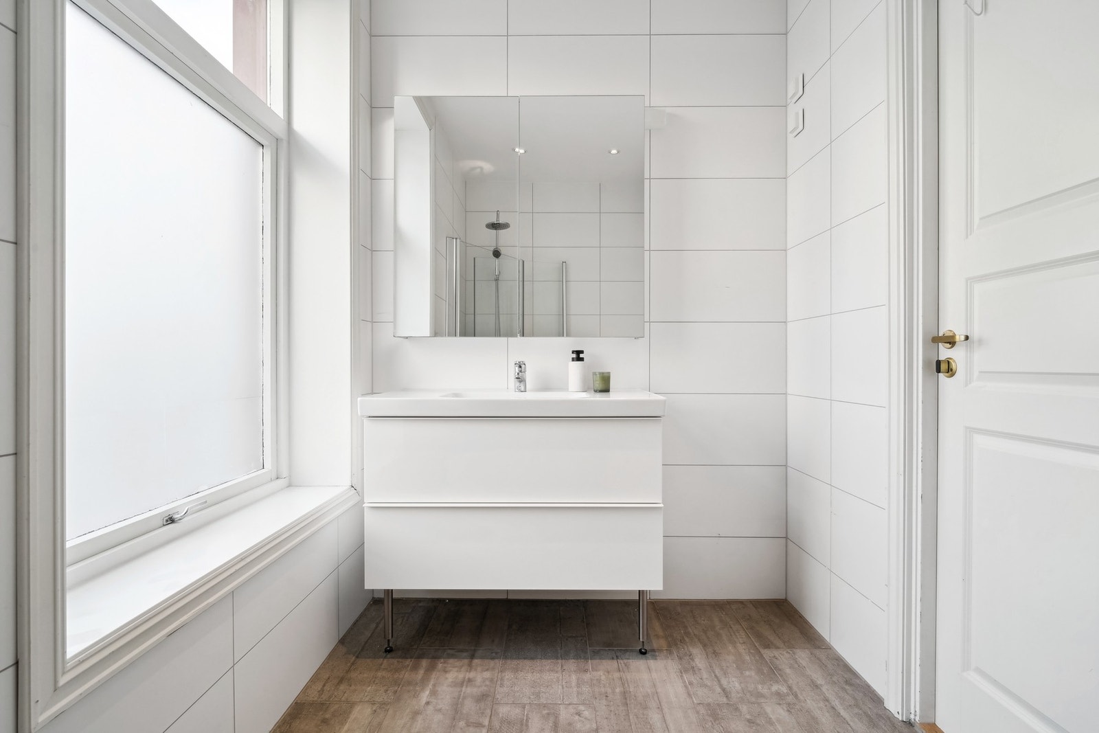 Det er opplegg for vaskemaskin på badet Galleribilde
