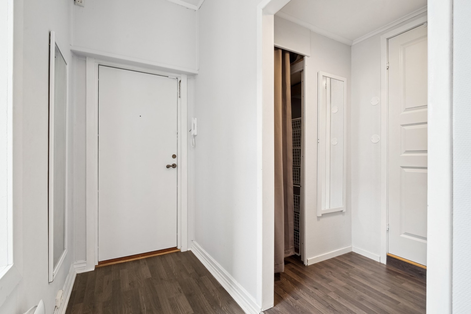 Velkommen inn!
Lys entrè med gode oppbevaringsmuligheter Galleribilde