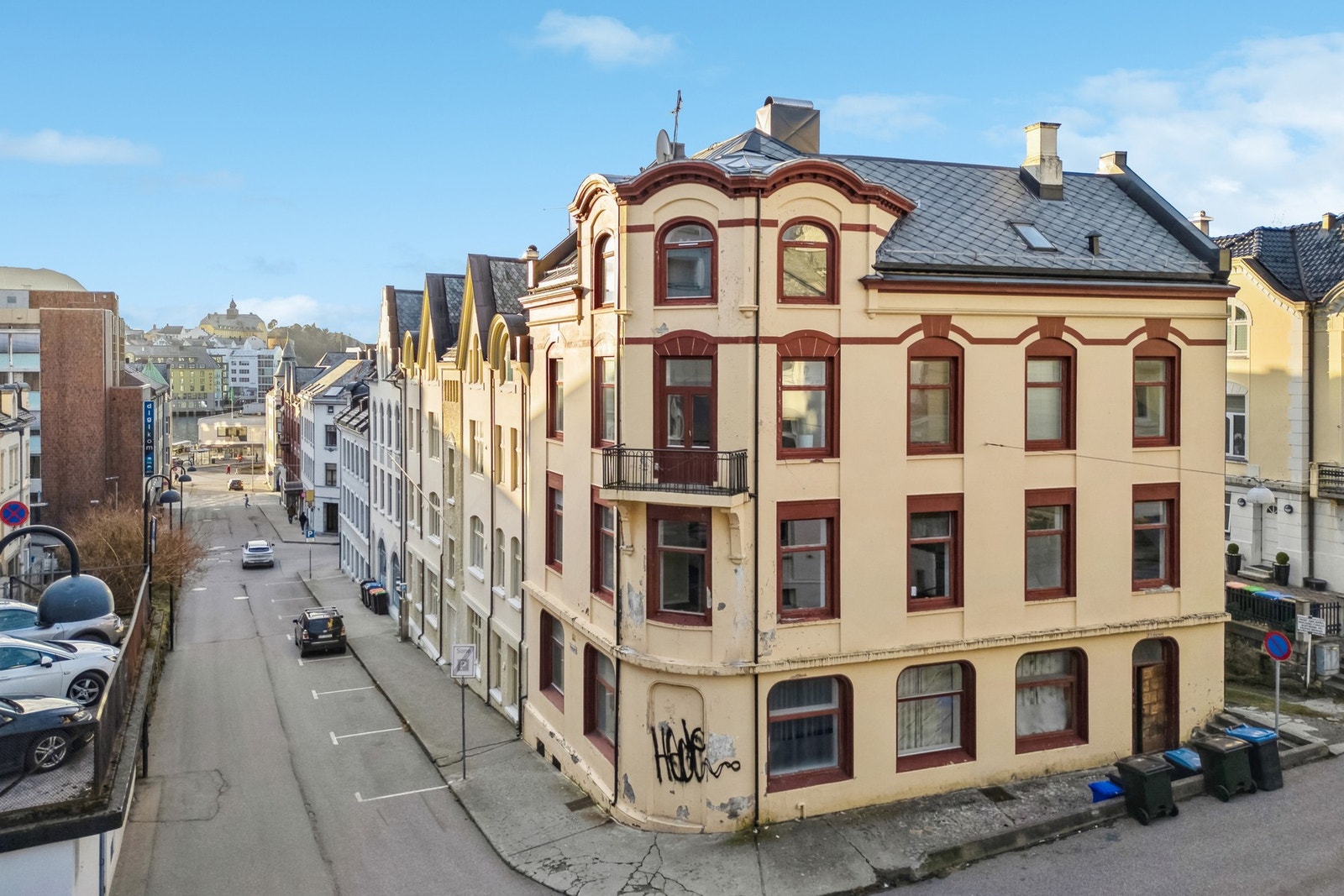 Leiligheten har en sentral beliggenhet like ved Gågata. Kort veg til alt av byens fasiliteter. Galleribilde