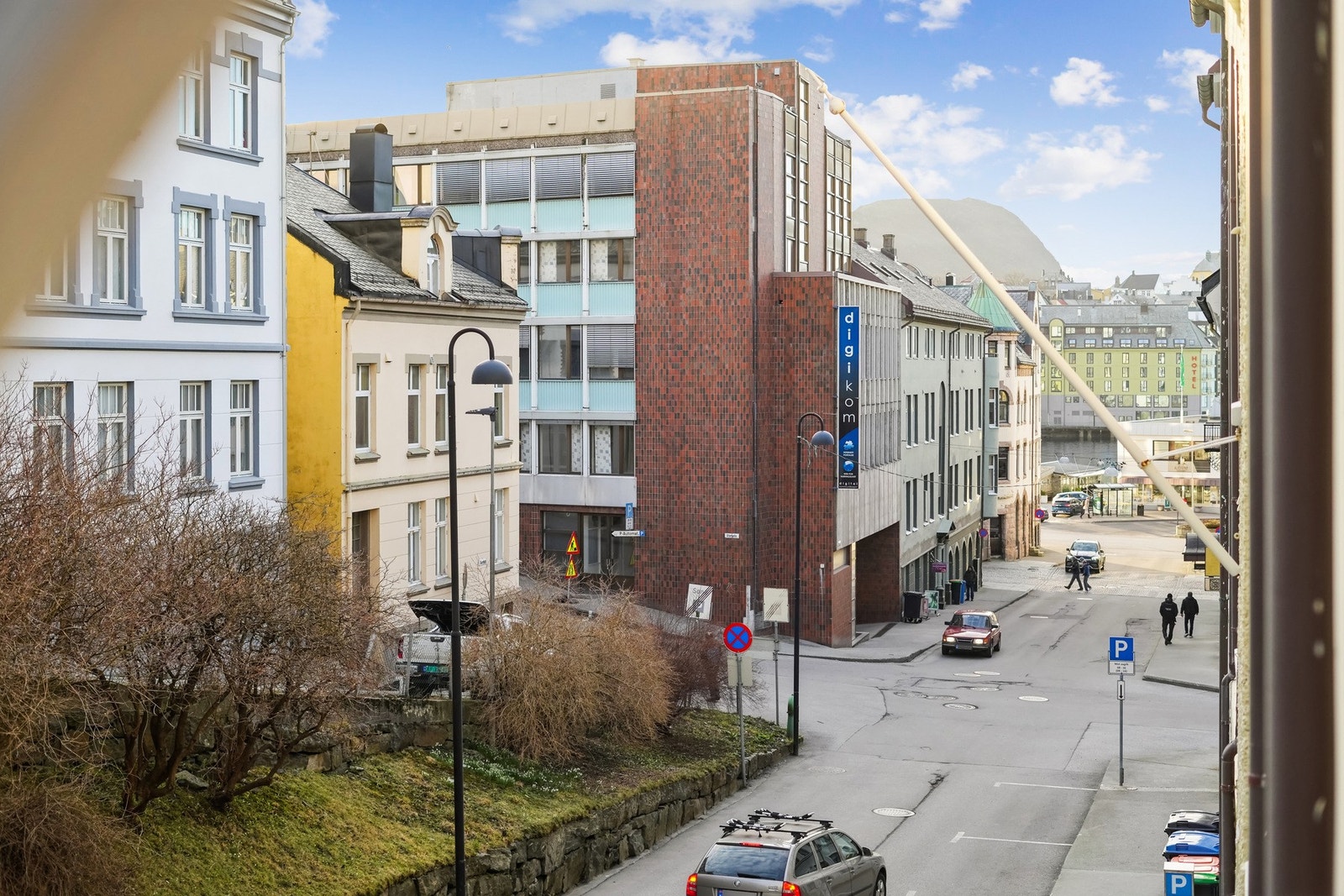 Utsikt. Her har du det aller meste av byens fasiliteter like ved. Buss- og hurtigbåtforbindelser, restauranter, dagligvarebutikk samt byparken for å nevne noe. Galleribilde