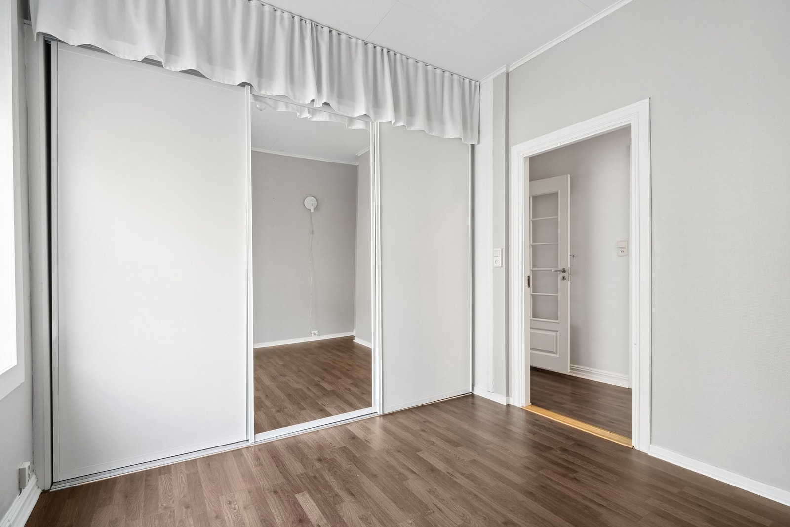 Det er montert skyvedørsgarderobe med gode oppbevaringsmuligheter Galleribilde
