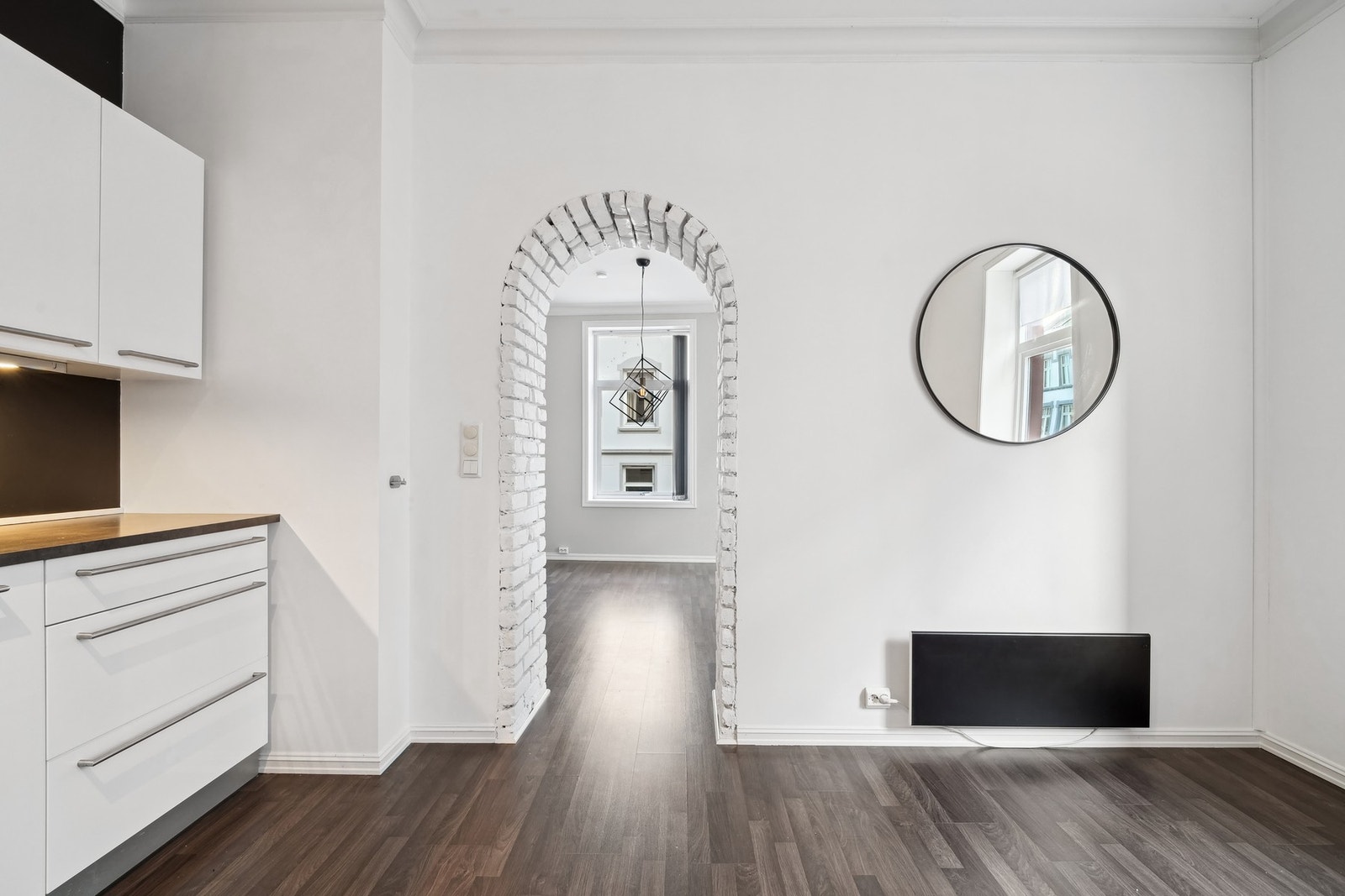 Kjøkkenet er også romslig og har plass til stor spisegruppe Galleribilde
