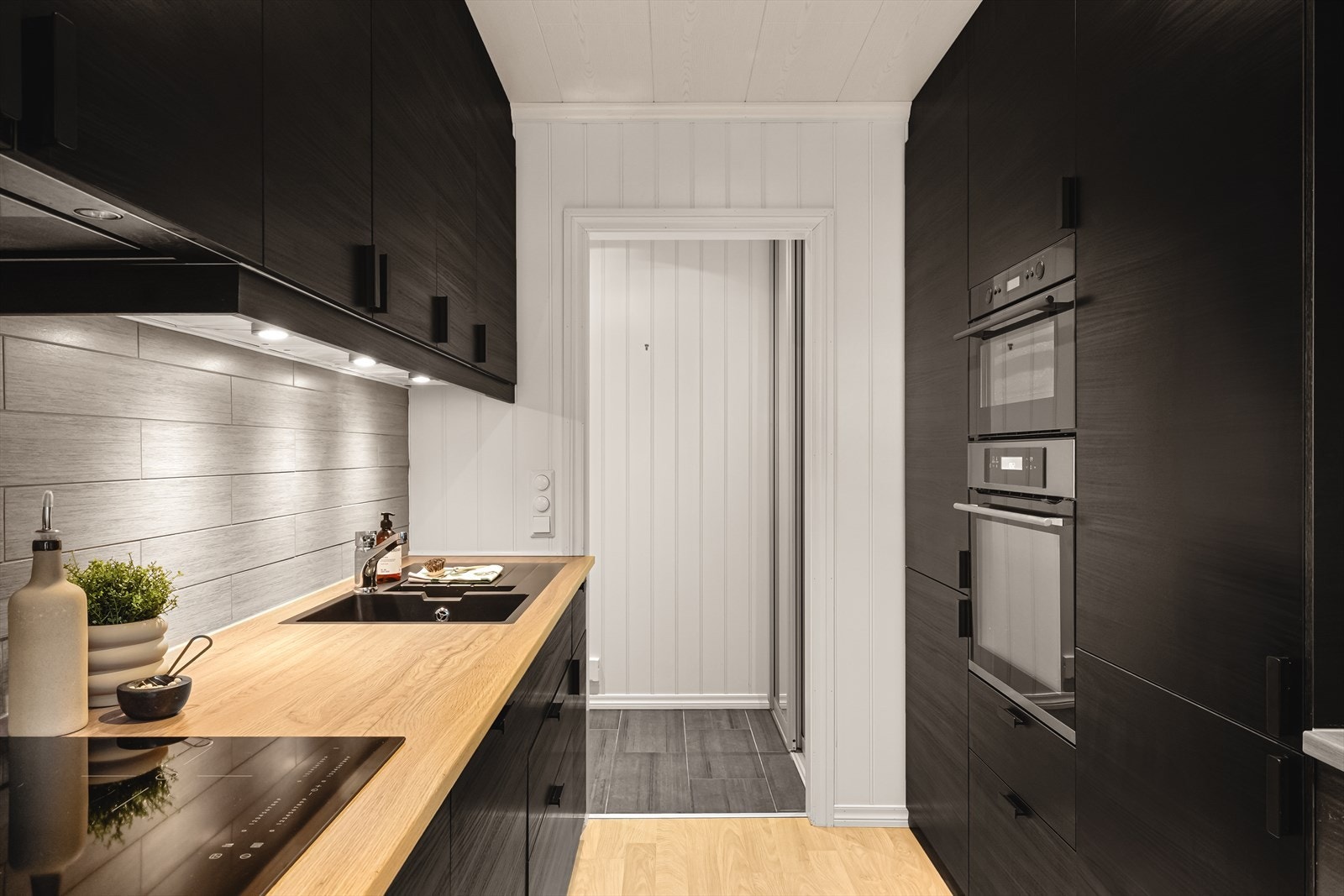 Kjøkkenet er ustyrt med oppvaskmaskin, induksjonstopp, mikro og stekeovn. Galleribilde