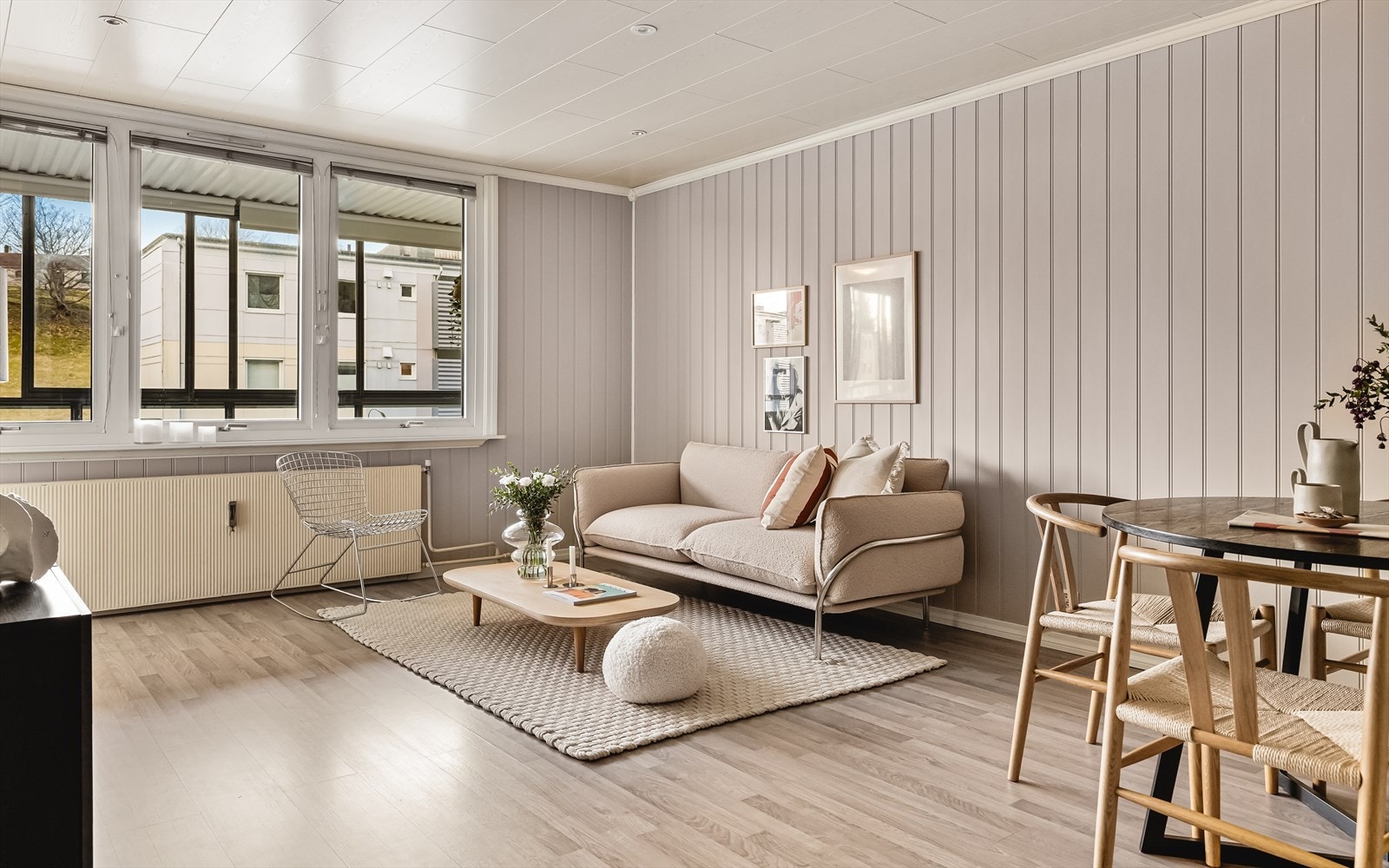 Stuen måler hele 22,3 kvm og oppleves som lys samt romslig! Galleribilde