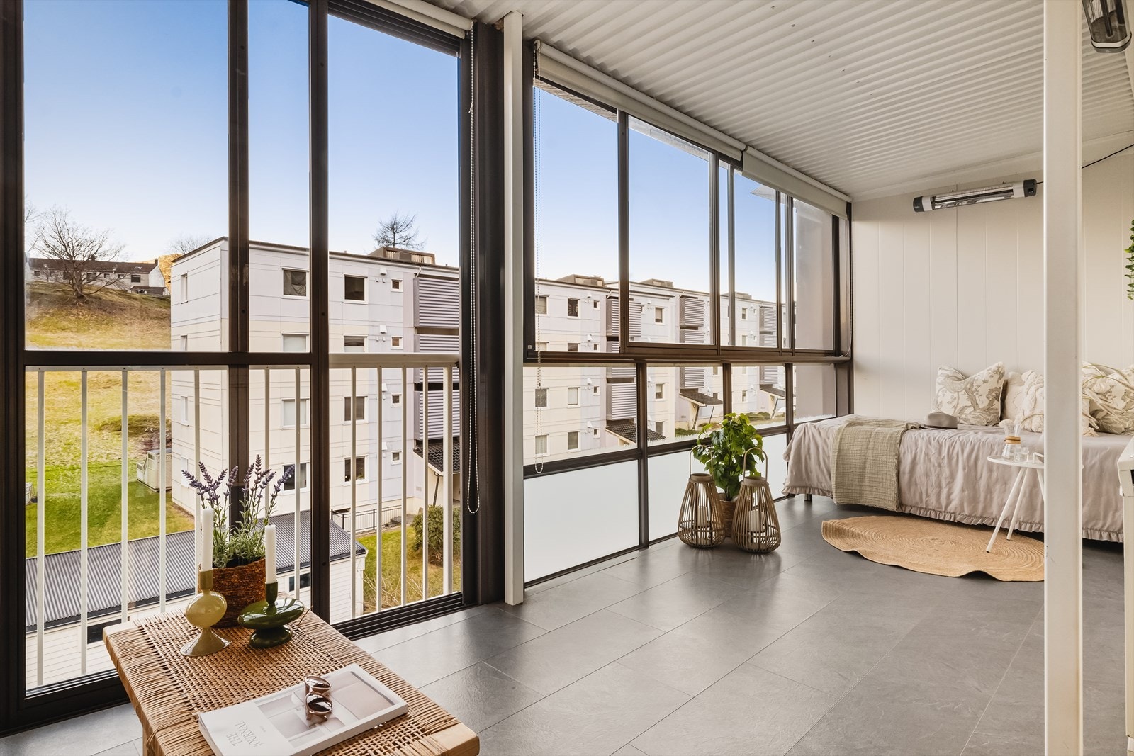 Den innglassede altanen er vestvendt | En utmerket utvidelse av stuen Galleribilde