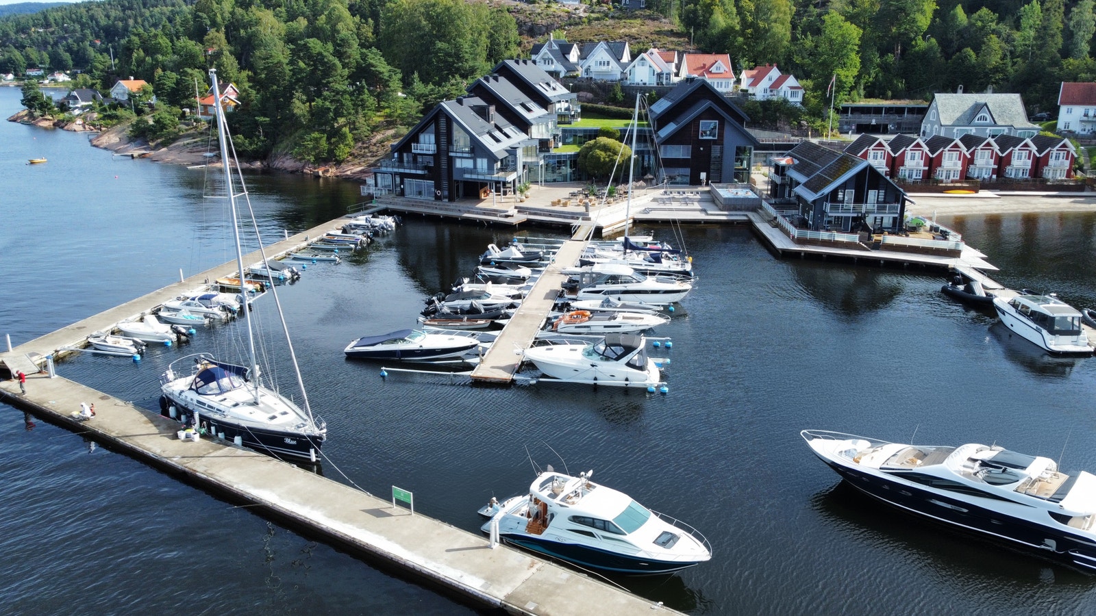 Mulighet for båtplass i vår marina og fine uteområder og nyte fine sommerdager Galleribilde