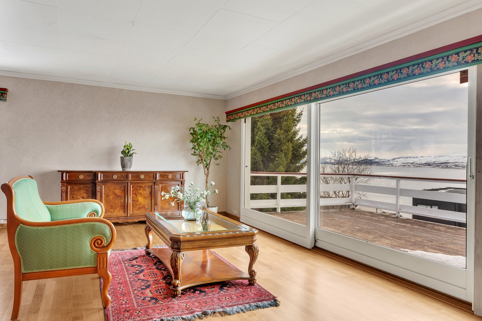 Store vindusflater og utgang til balkong. Galleribilde