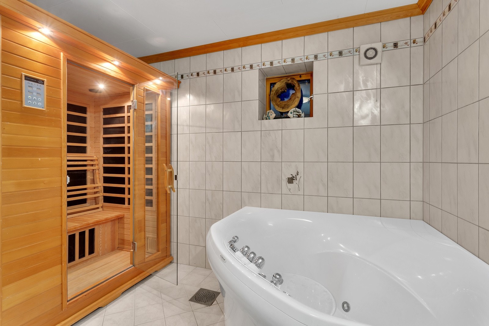 Her er det både hjørnebadekar og badstue Galleribilde