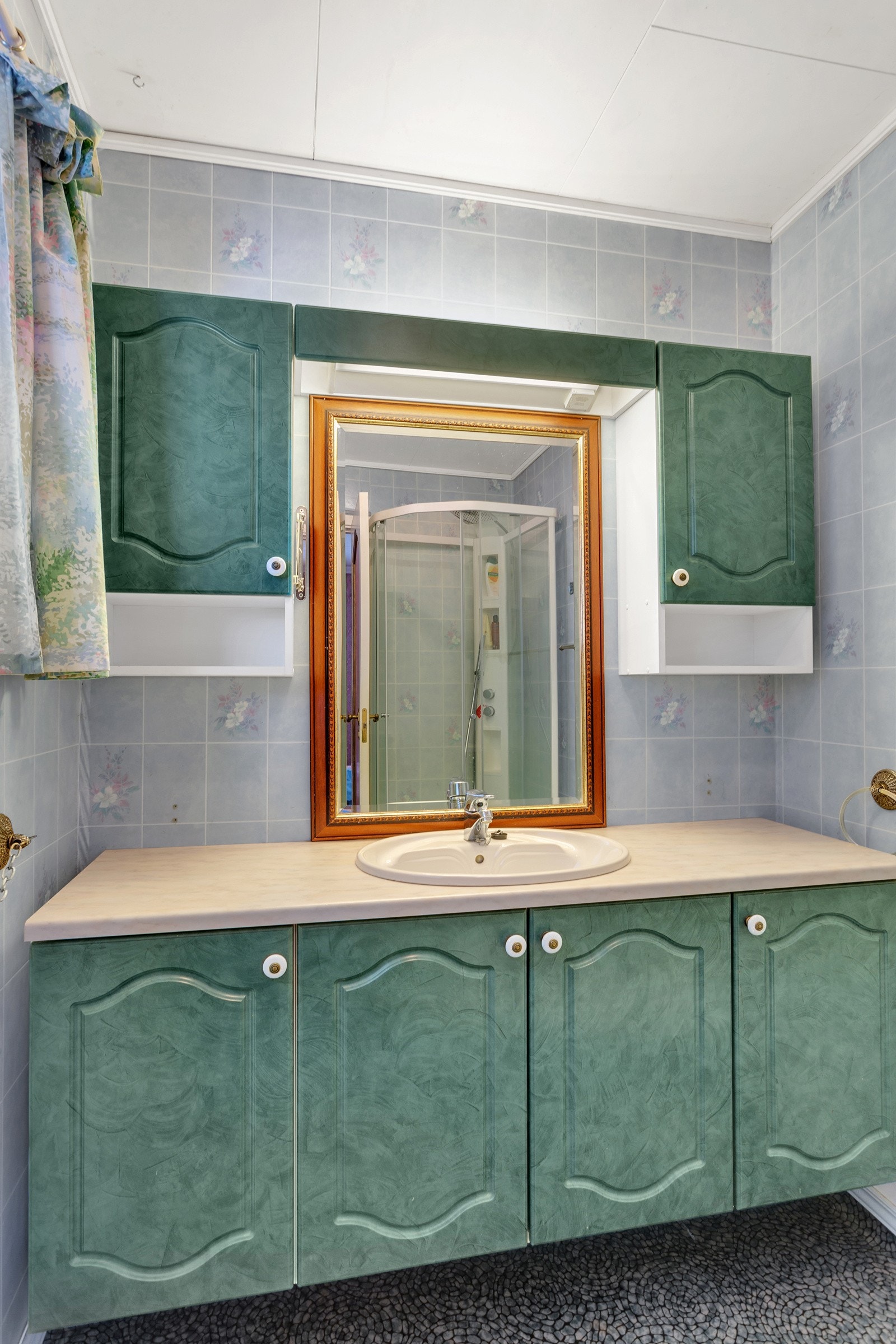 Romslig baderomsinnredning. Galleribilde