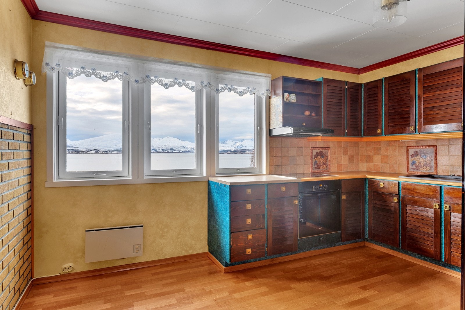 Det er plass til spisebord på kjøkkenet om ønskelig. Galleribilde