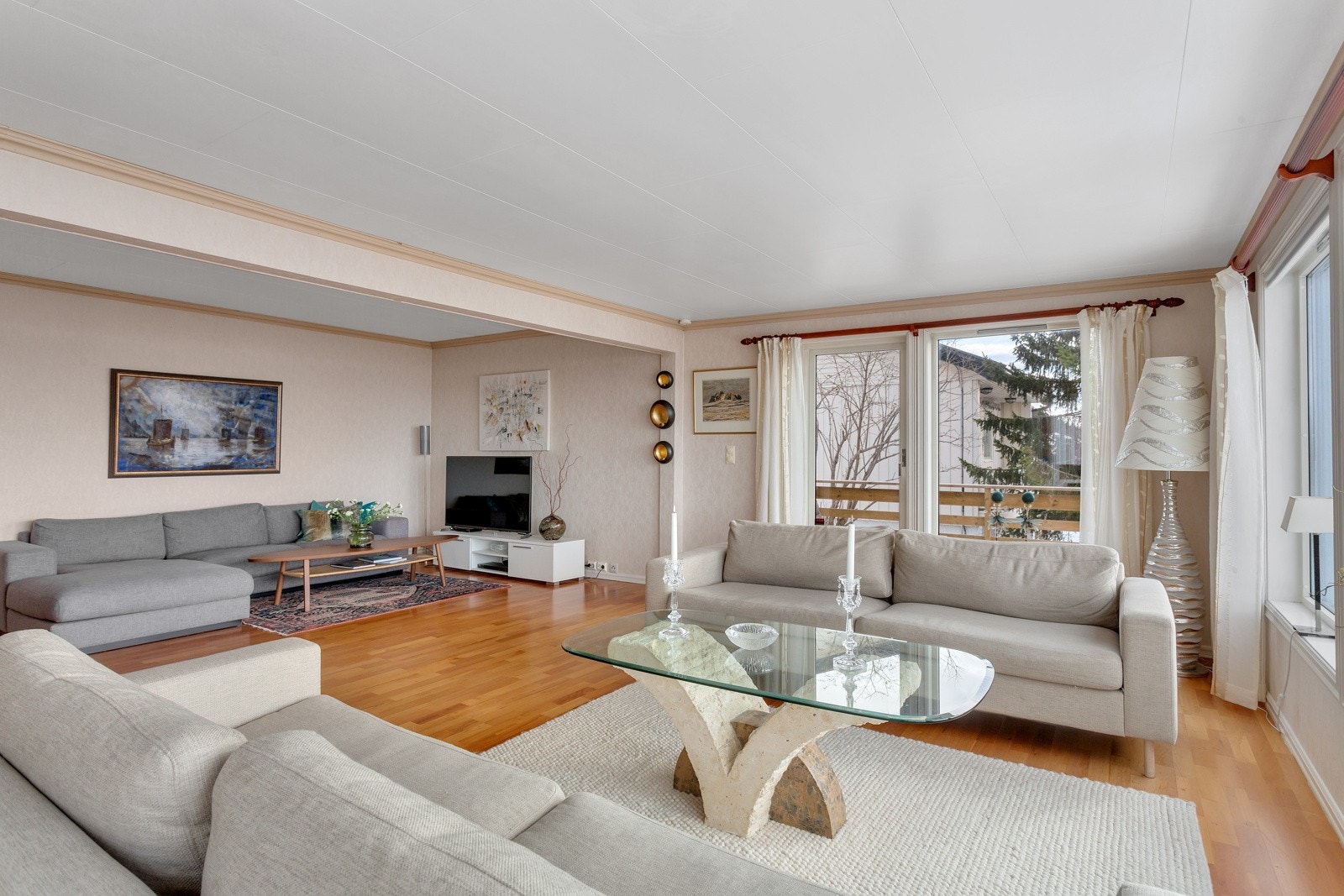 Stuen har en koselig TV-krok. Galleribilde