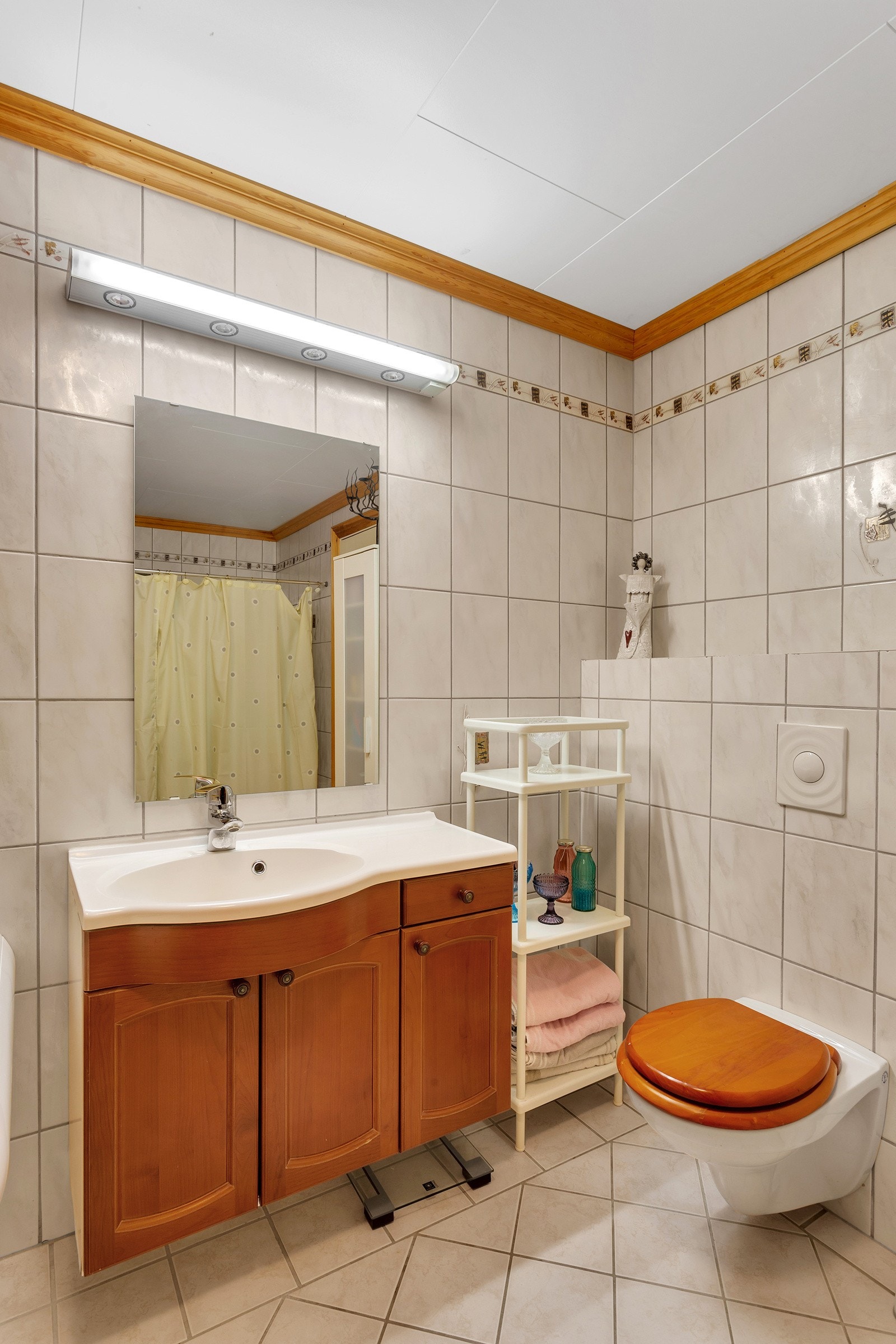 Vegghengt toalett og baderomsinnredning. Galleribilde