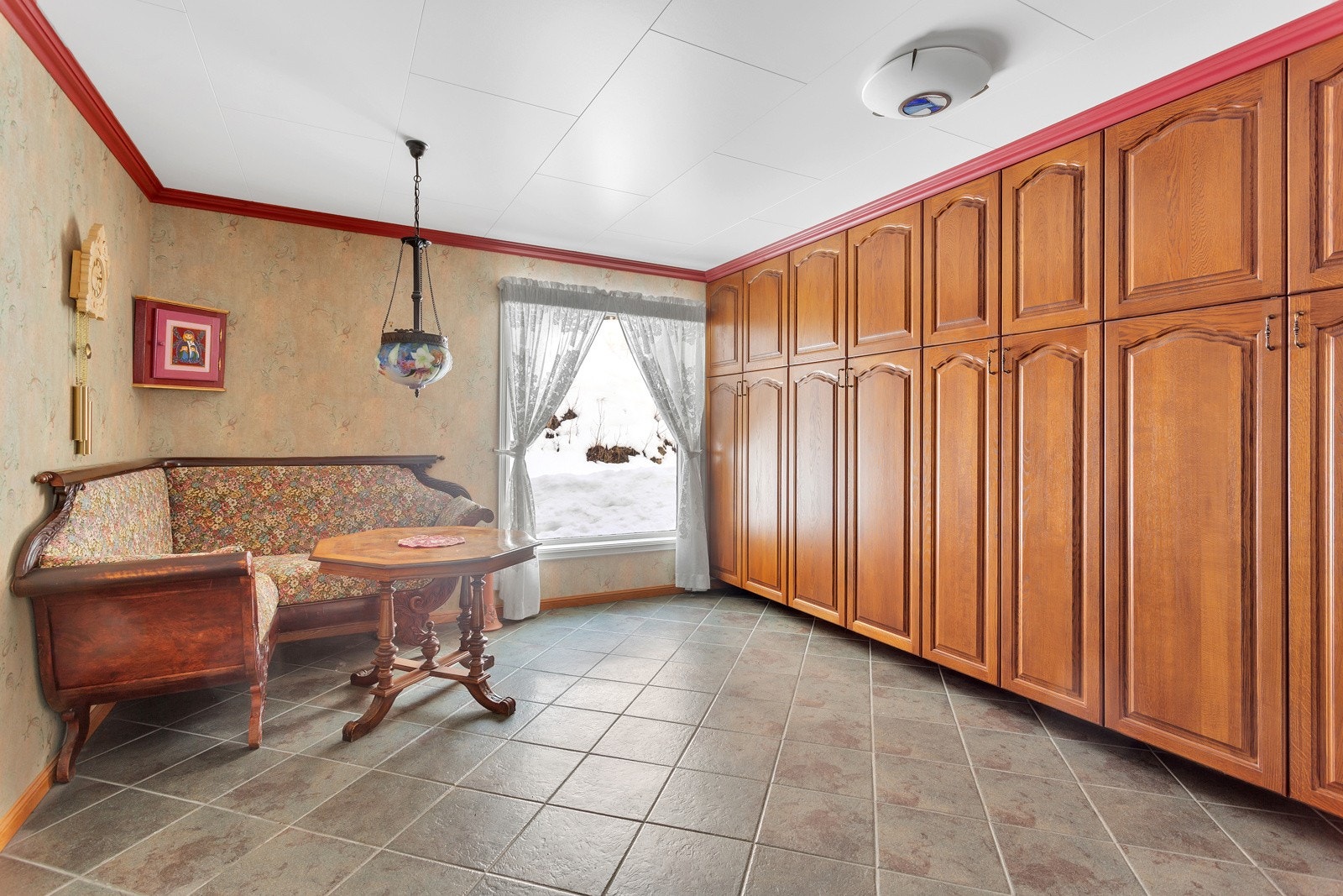 Rikelig med garderobeplass i hall Galleribilde