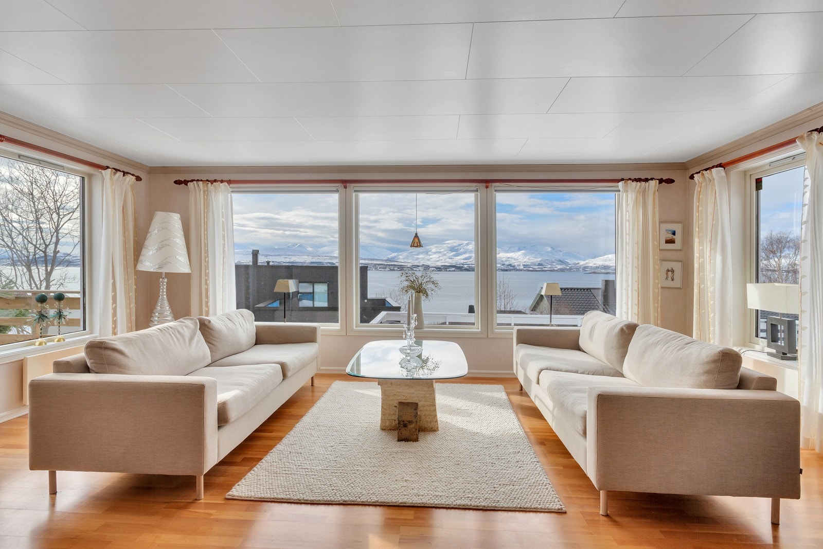 Her kan du nyte flott utsikt fra sofagruppen. Galleribilde