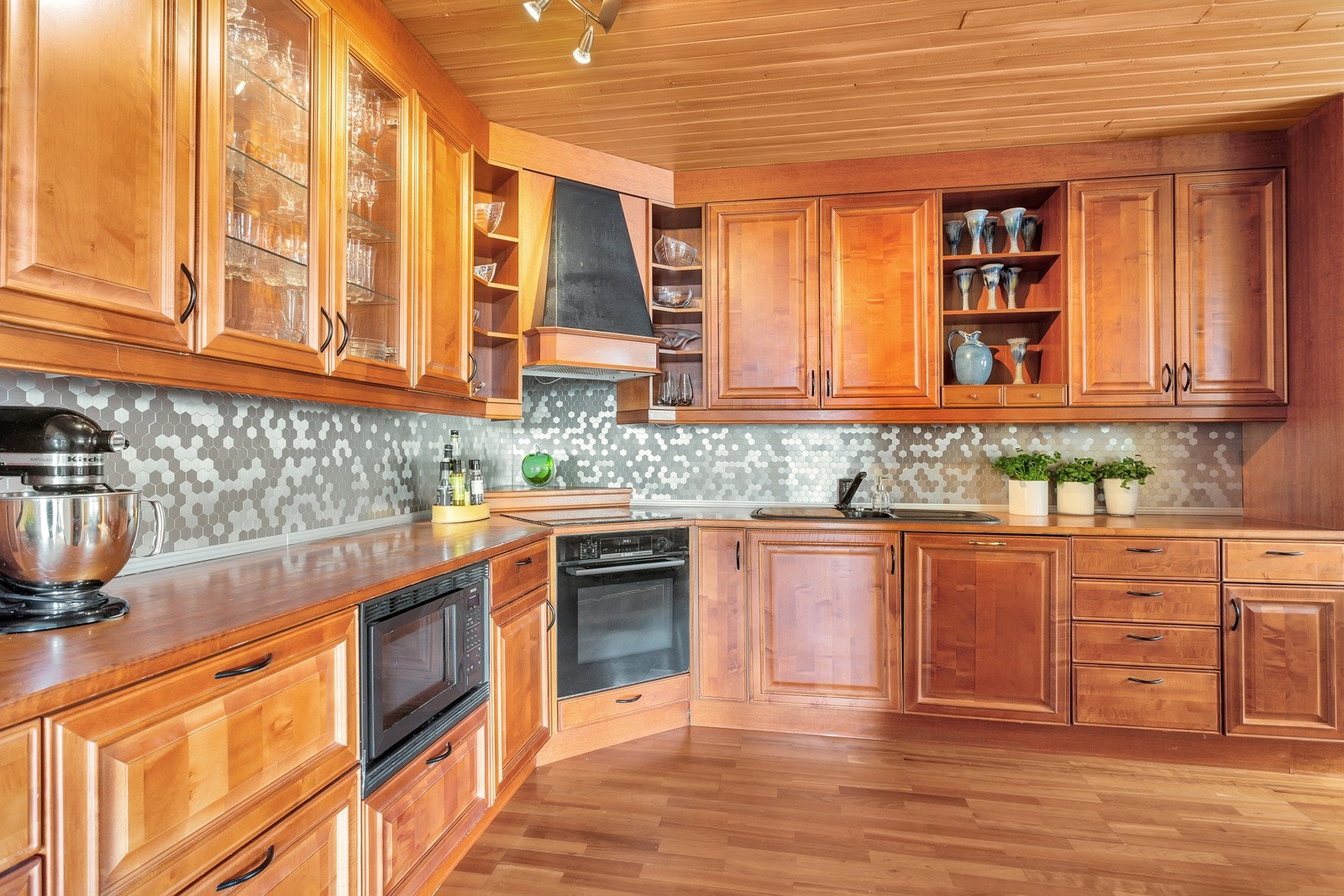 Kjøkken med god god skap- og benkeplass. Galleribilde