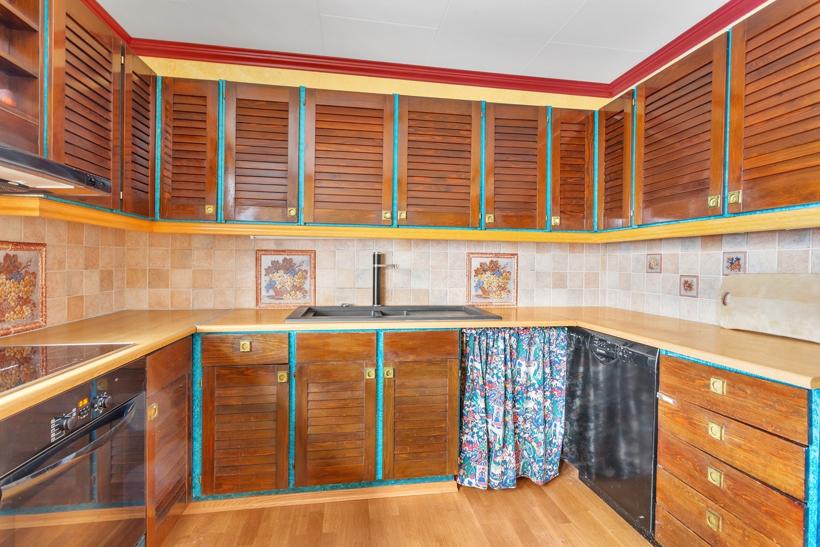 Kjøkken med god skap- og benkeplass. Galleribilde