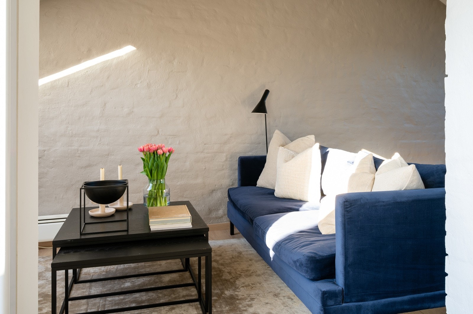 I stuen har du plass til sofagruppe og øvrig møblement. Galleribilde