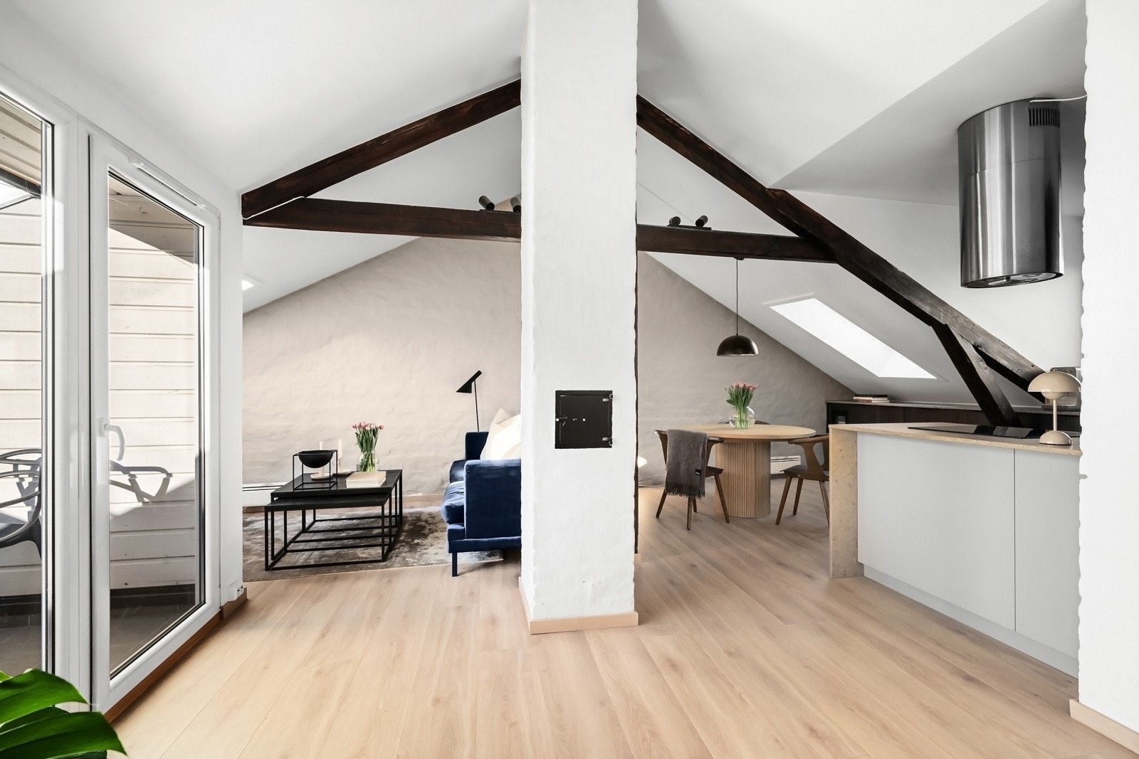 Stuen/kjøkkenet har store vindusflater som sammen med takhøyden, som er målt til 3,16 på det høyeste gjør rommet svært lyst og luftig. Galleribilde