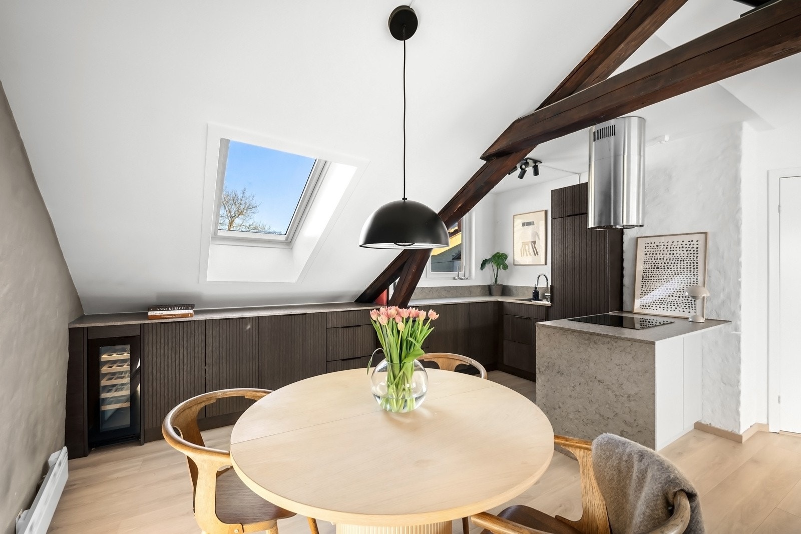 Det er montert vannstoppsystem, komfyrvakt og ventilator med kullfilter. Galleribilde