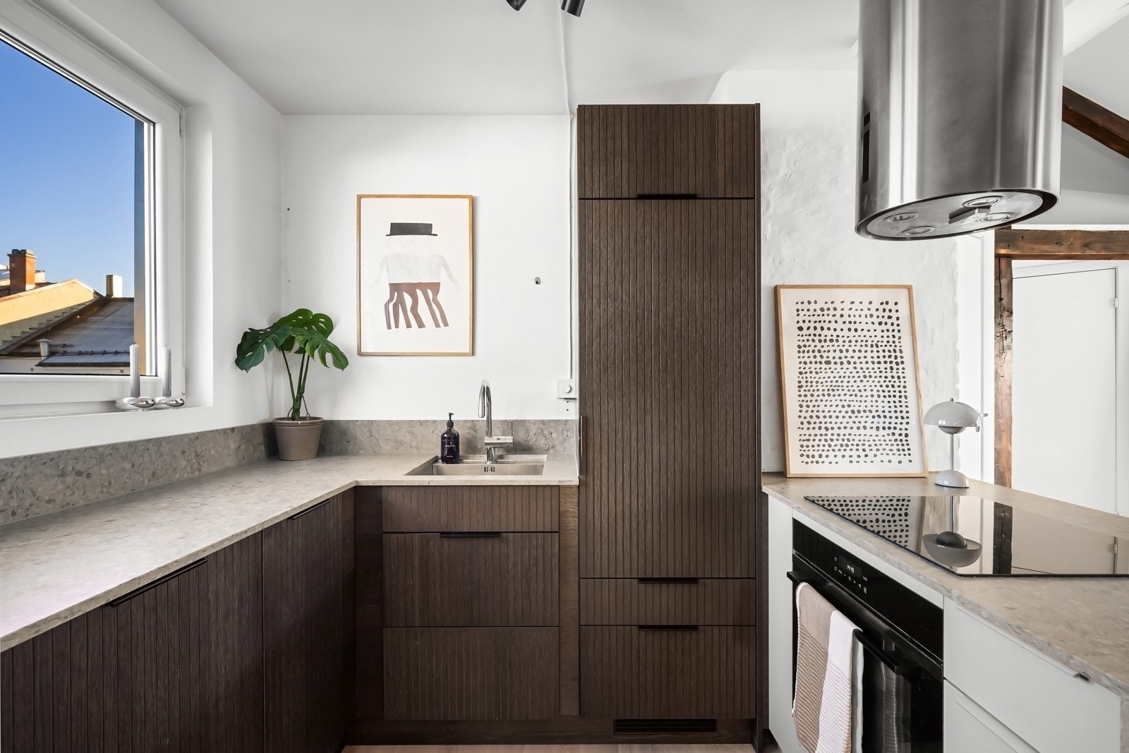 Kjøkkenet har integrerte hvitevarer, inkludert kjøleskap, fryseskap, vinskap, oppvaskmaskin, induksjonstopp og stekeovn. Galleribilde