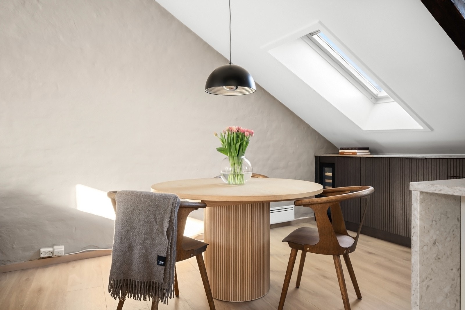 Det er godt med plass til spisebord som skaper en naturlig inndeling mellom kjøkken og oppholdsrom. Galleribilde