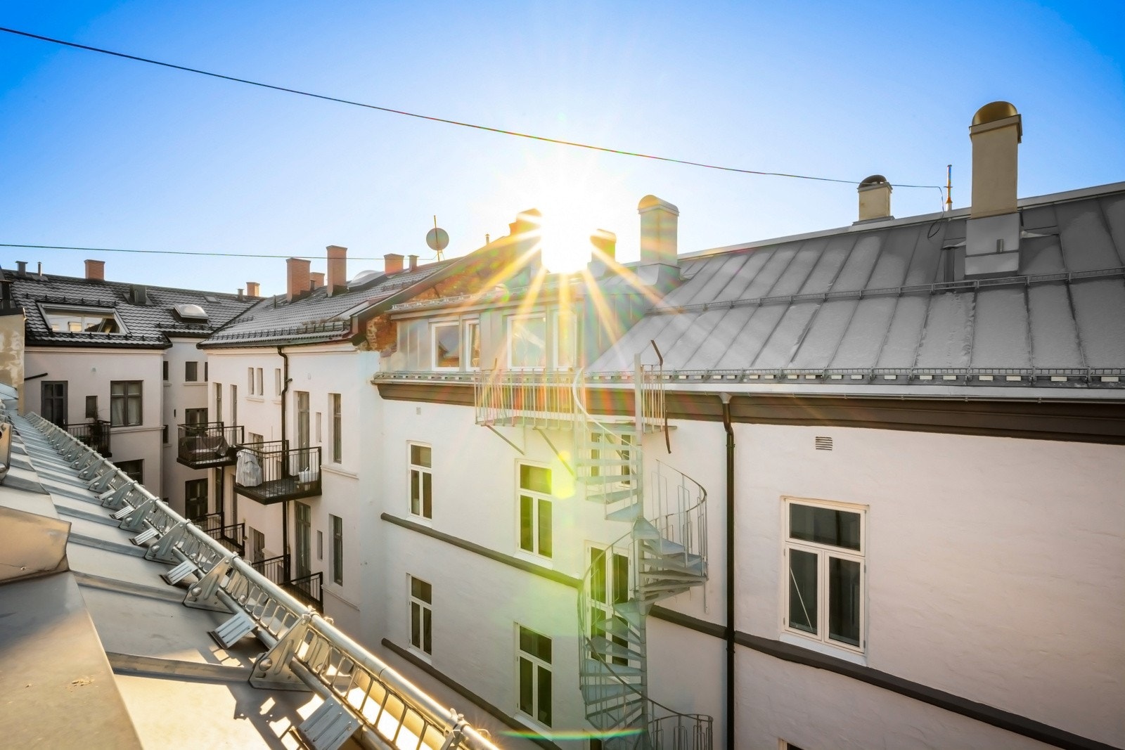 Terrassen ligger fint og høyt med flott utsyn. Gode solforhold gjør dette til et meget hyggelig sted å sitte på både dag- og kveldstid. Galleribilde