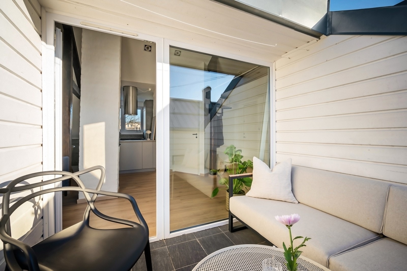 Fra stuen har man utgang til sydvendt takterrasse på 5,3 kvm med plass til utemøblement. Galleribilde