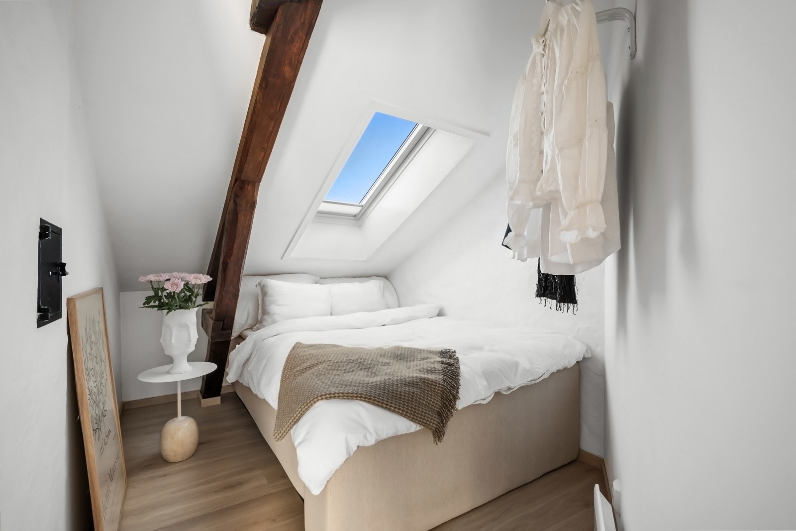 Soverommet i leiligheten er av god størrelse med takvindu som gir rommet godt med naturlig lysinslipp. Galleribilde