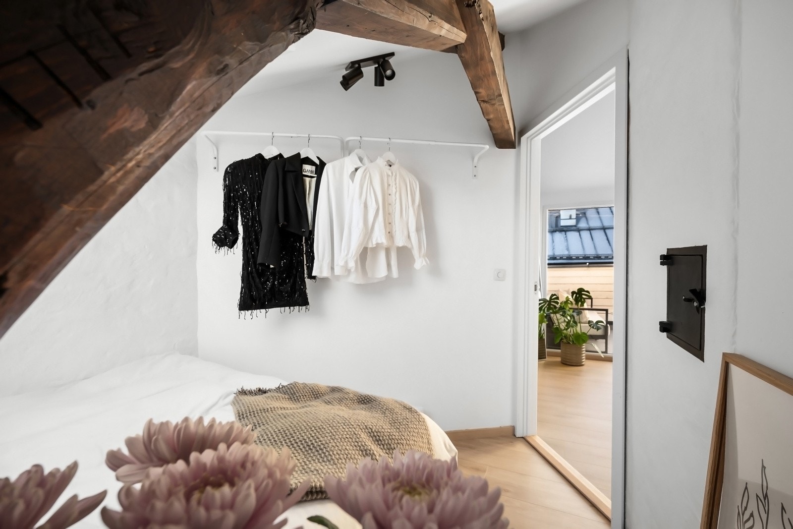 Her er det god plass til dobbeltseng og skapløsning. Galleribilde