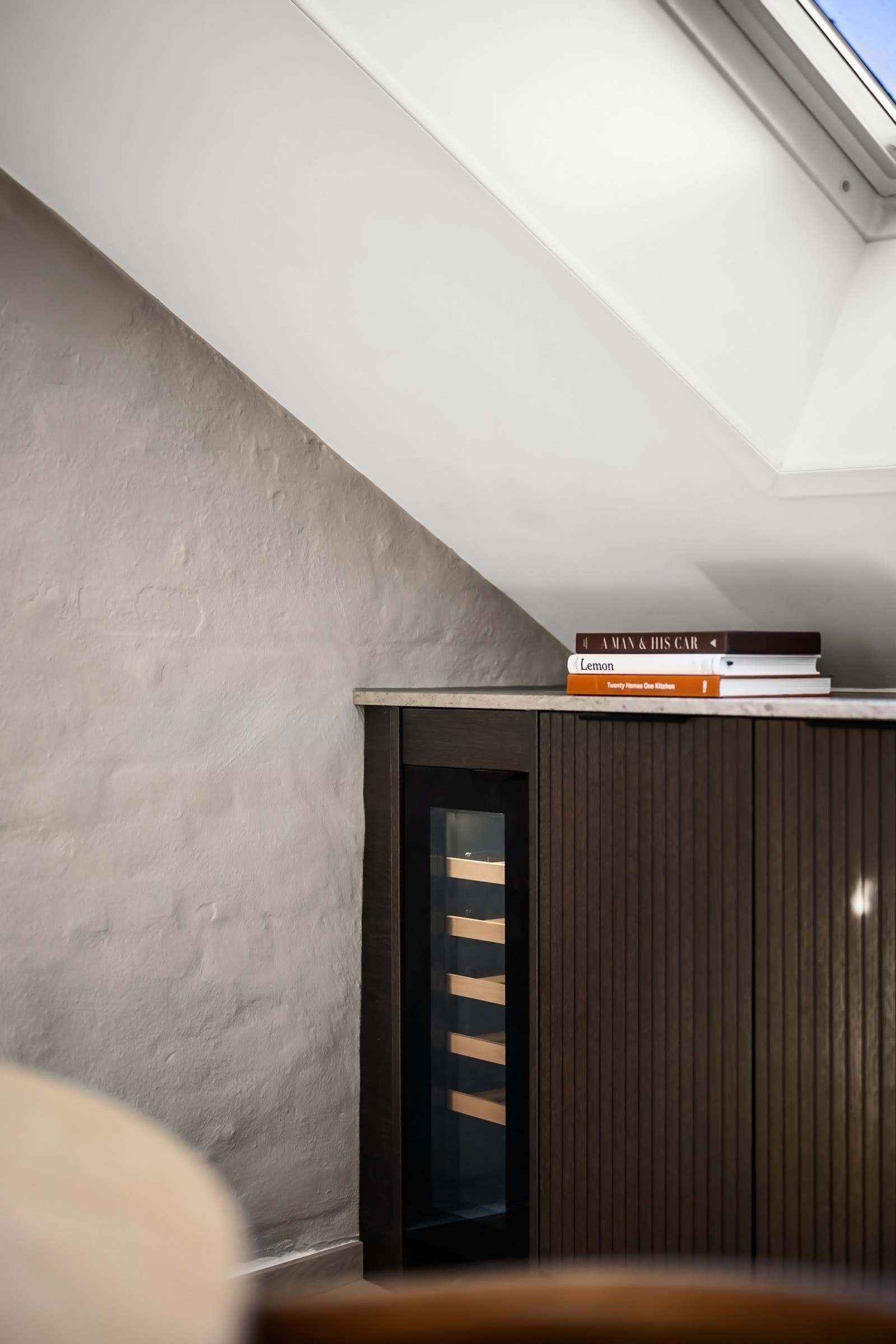 Innredningen har også integrert vinskap. Galleribilde