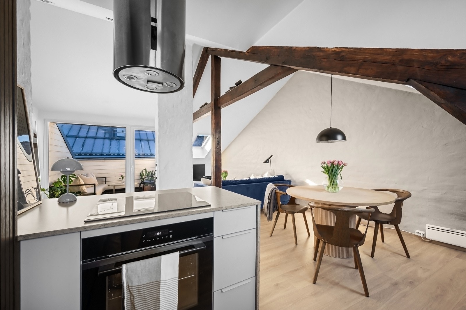 Kjøkkenet ligger i en åpen løsning mot stuen. Galleribilde