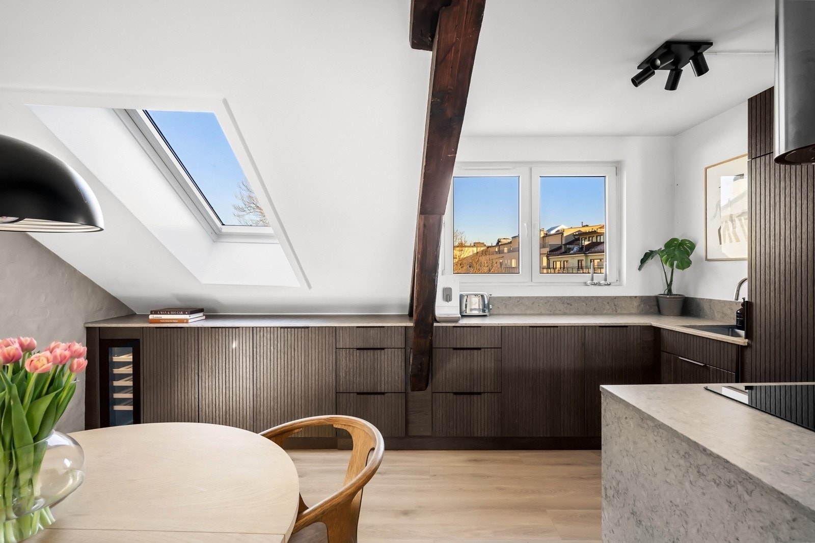 KVIK-kjøkken fra 2024 med glatte fronter og benkeplate i kompositt. Galleribilde