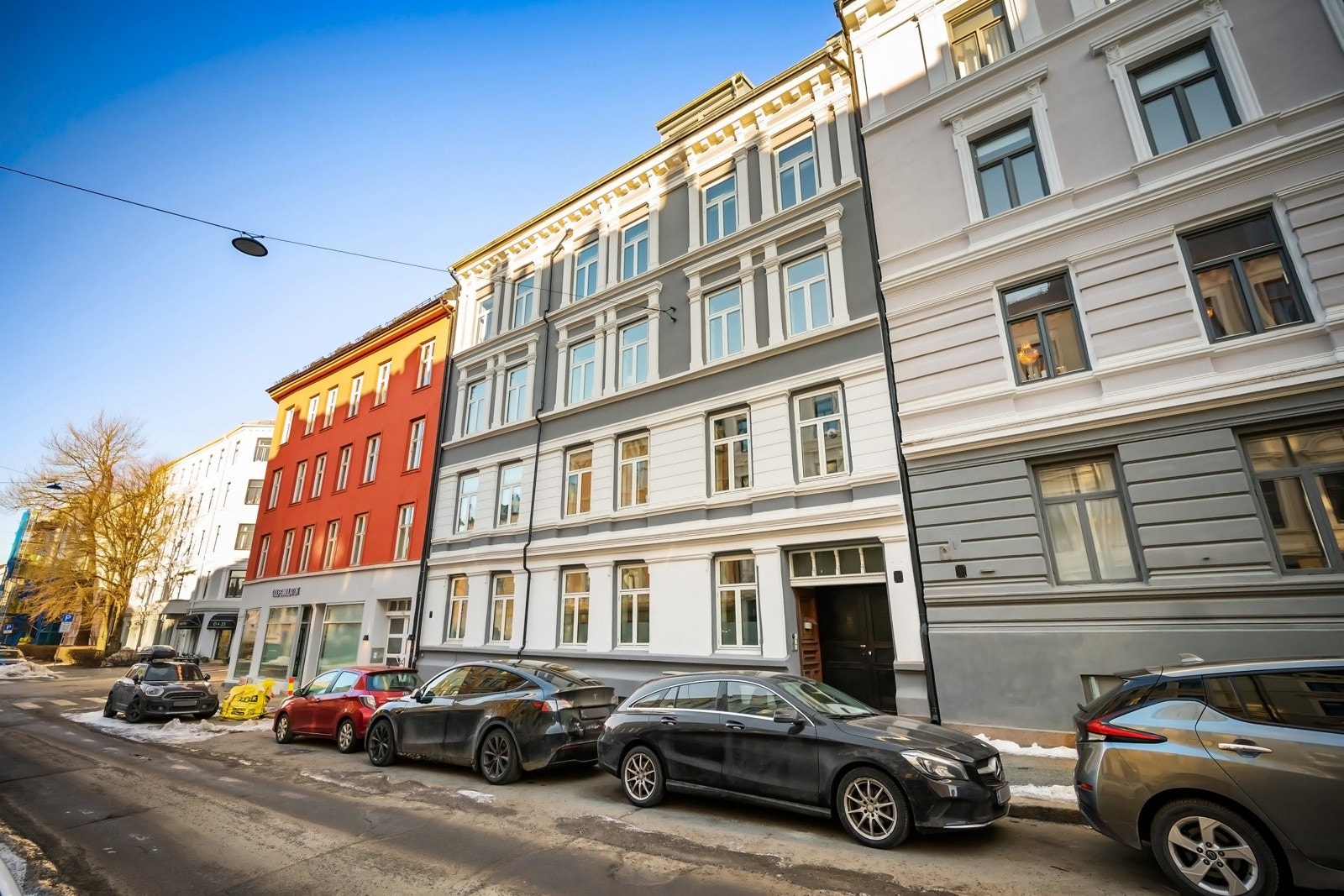 Boligen har flott, tilbaktrukket beliggenhet med kort vei til kollektivtransport, dagligvare og handlegaten Bogstadveien. Galleribilde