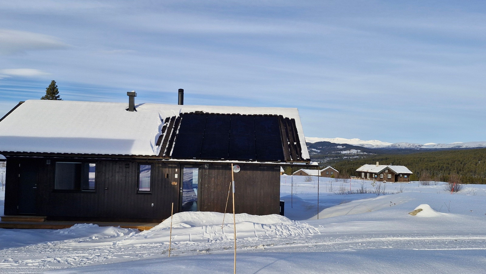 Eksempel på hytte med solcelle-panel på tak Galleribilde