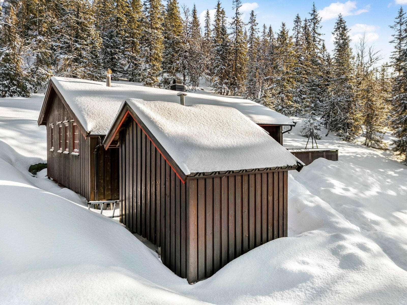 Utvendig bod/vedbod rett ved hytta. Galleribilde