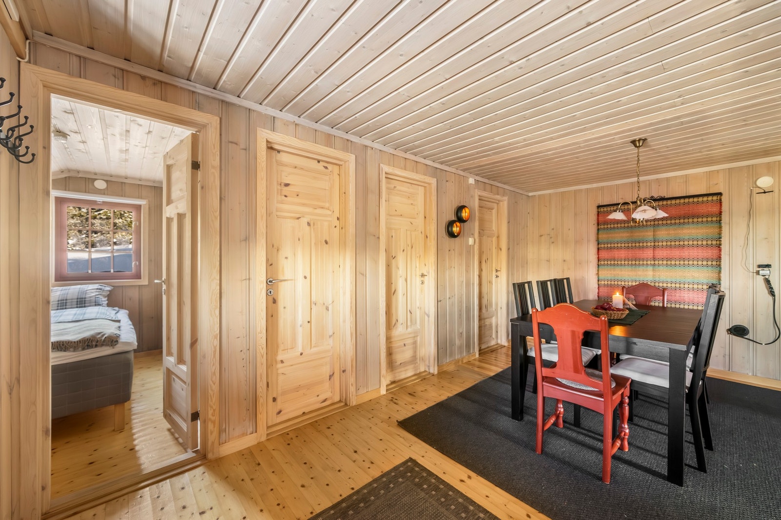 Spisestue. Dører inn til 3 soverom og toalettrom. Galleribilde