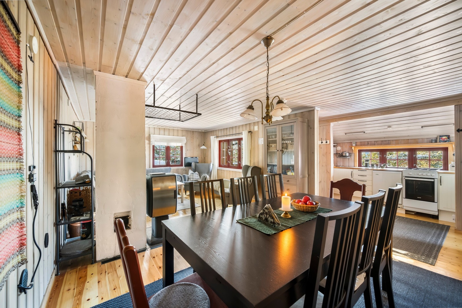 Hytta har god plass til stort spisebord Galleribilde