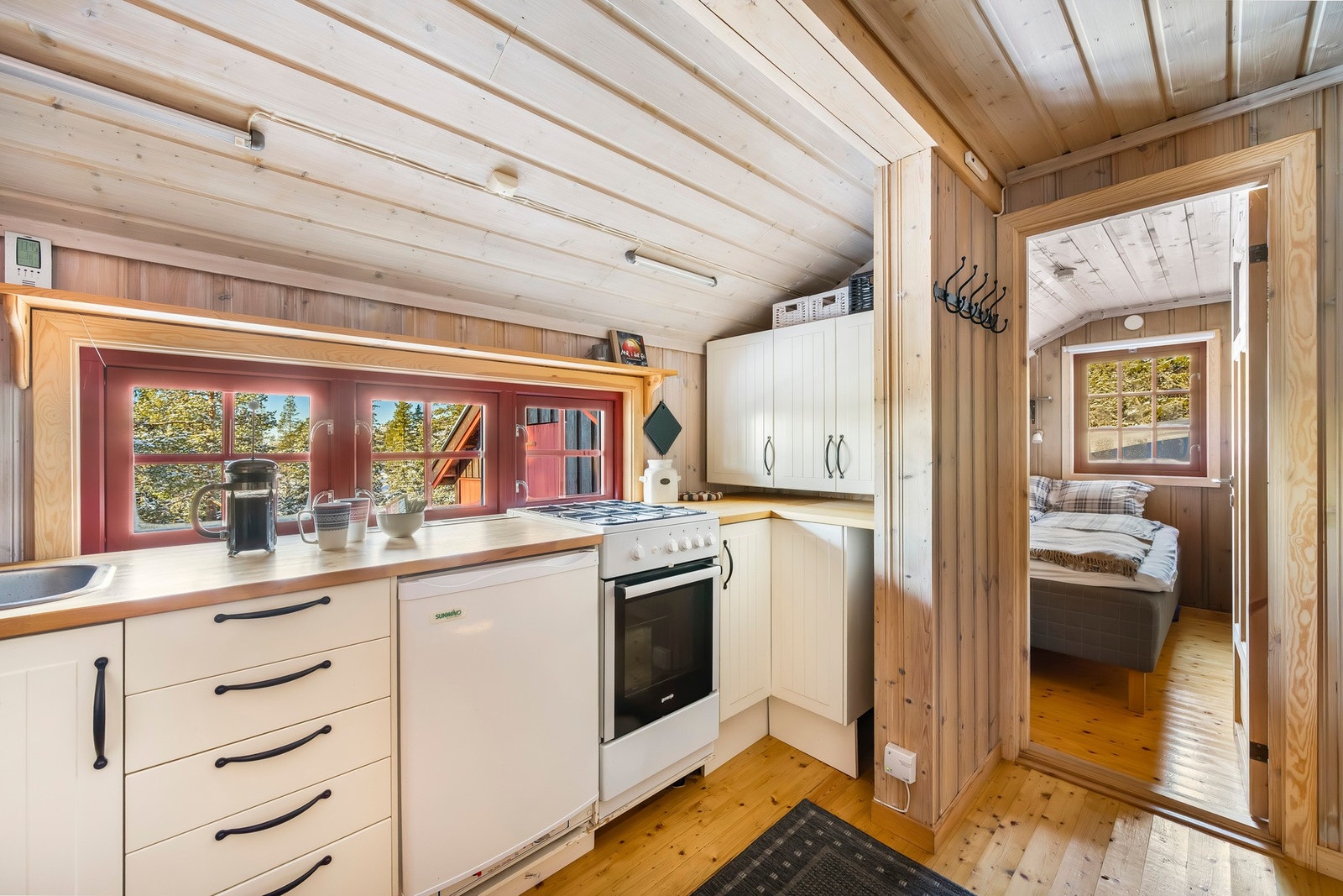 Utstyrt med gasskomfyr og gasskjøleskap. Vaskekum med enkelt avløp til grunn. Galleribilde