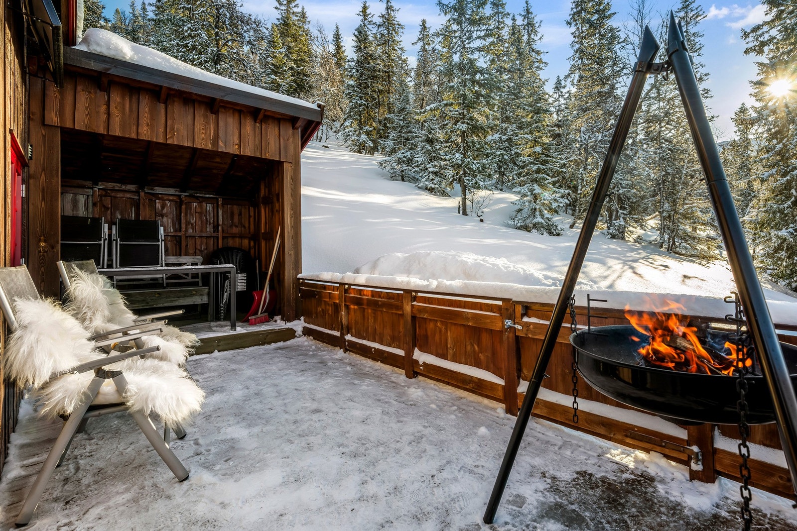 I enden av verandaen er det laget ett overbygg/liten gapahuk som gir en skjermet uteplass Galleribilde