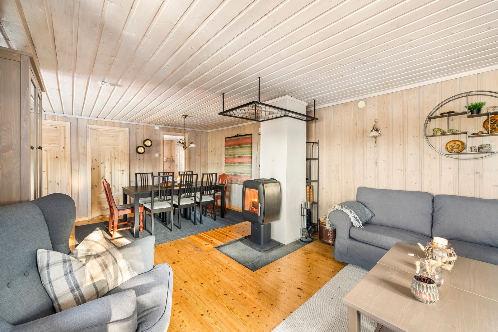 Stua er utstyrt med peisovn Galleribilde