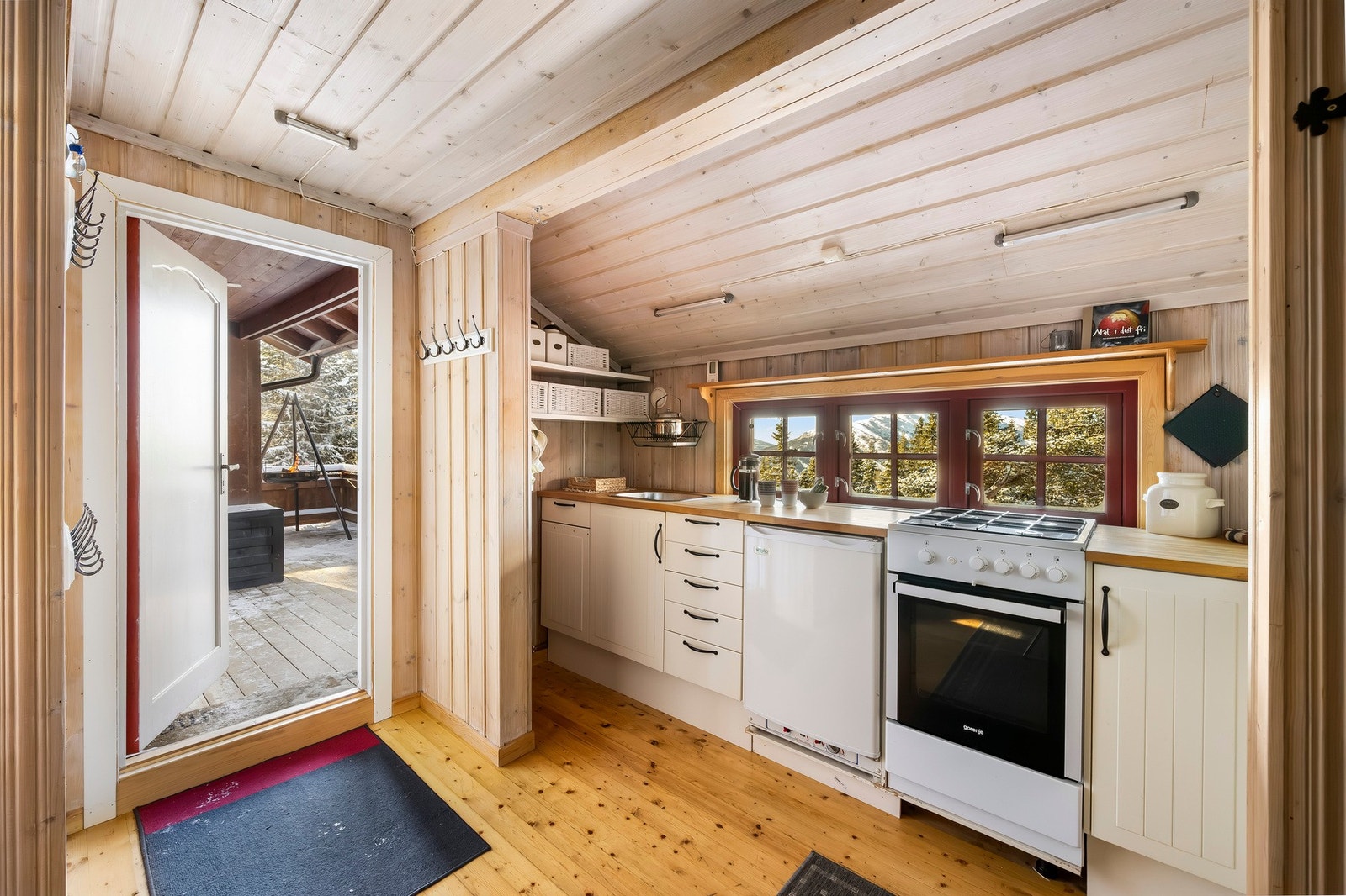 Kjøkken ved inngangspartiet. Galleribilde