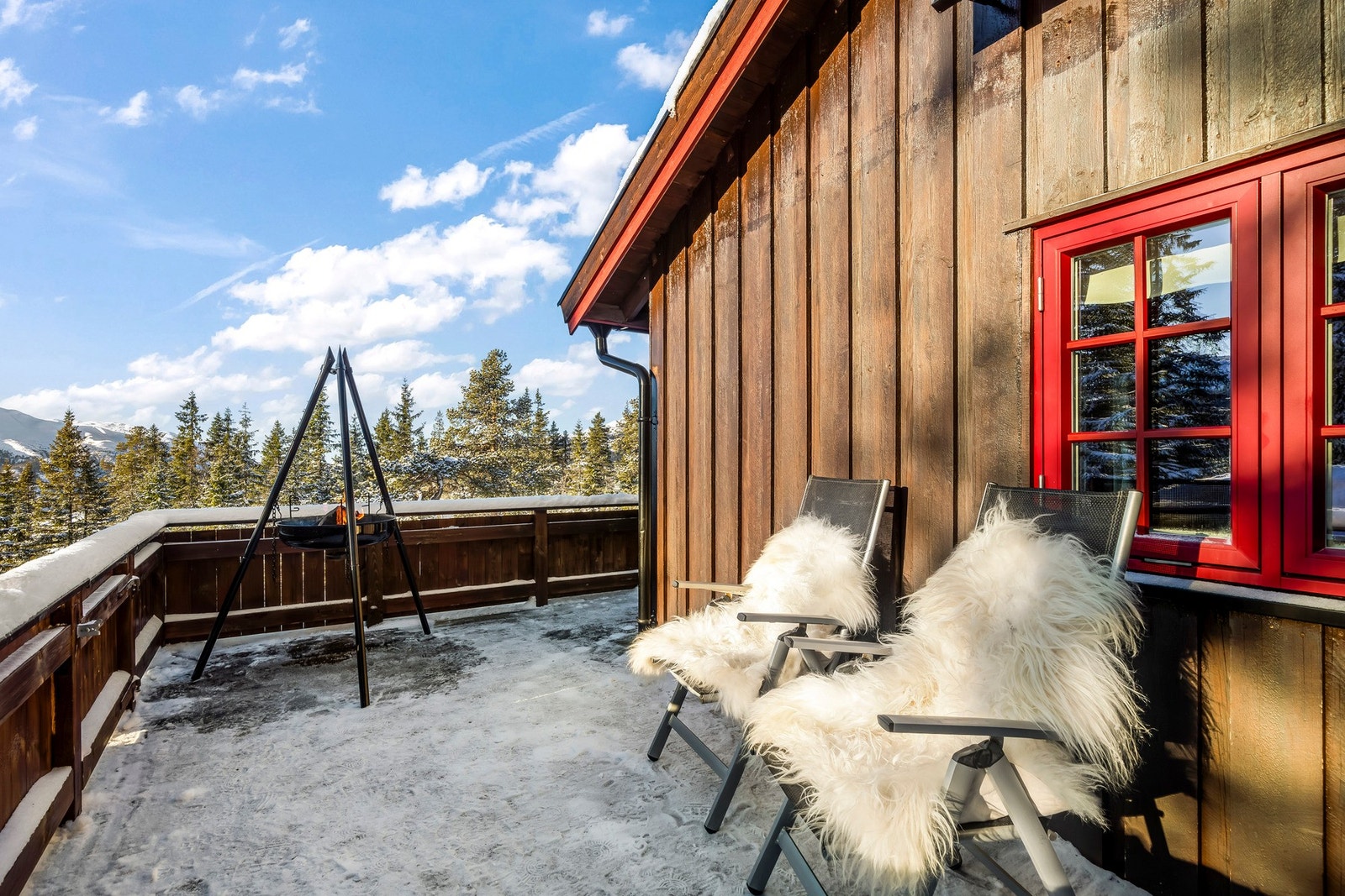 Romslig nyere veranda med utsikt mot Skorve Galleribilde