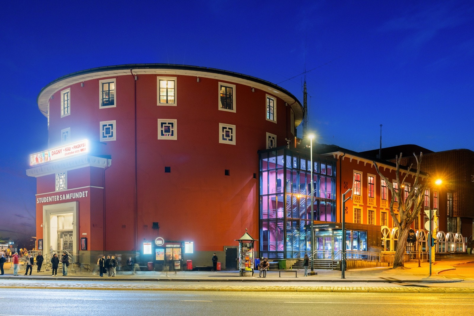 Studentersamfundet er et ikonisk og livlig møtested for studenter, kjent for sitt varierte kultur- og utelivstilbud. Galleribilde