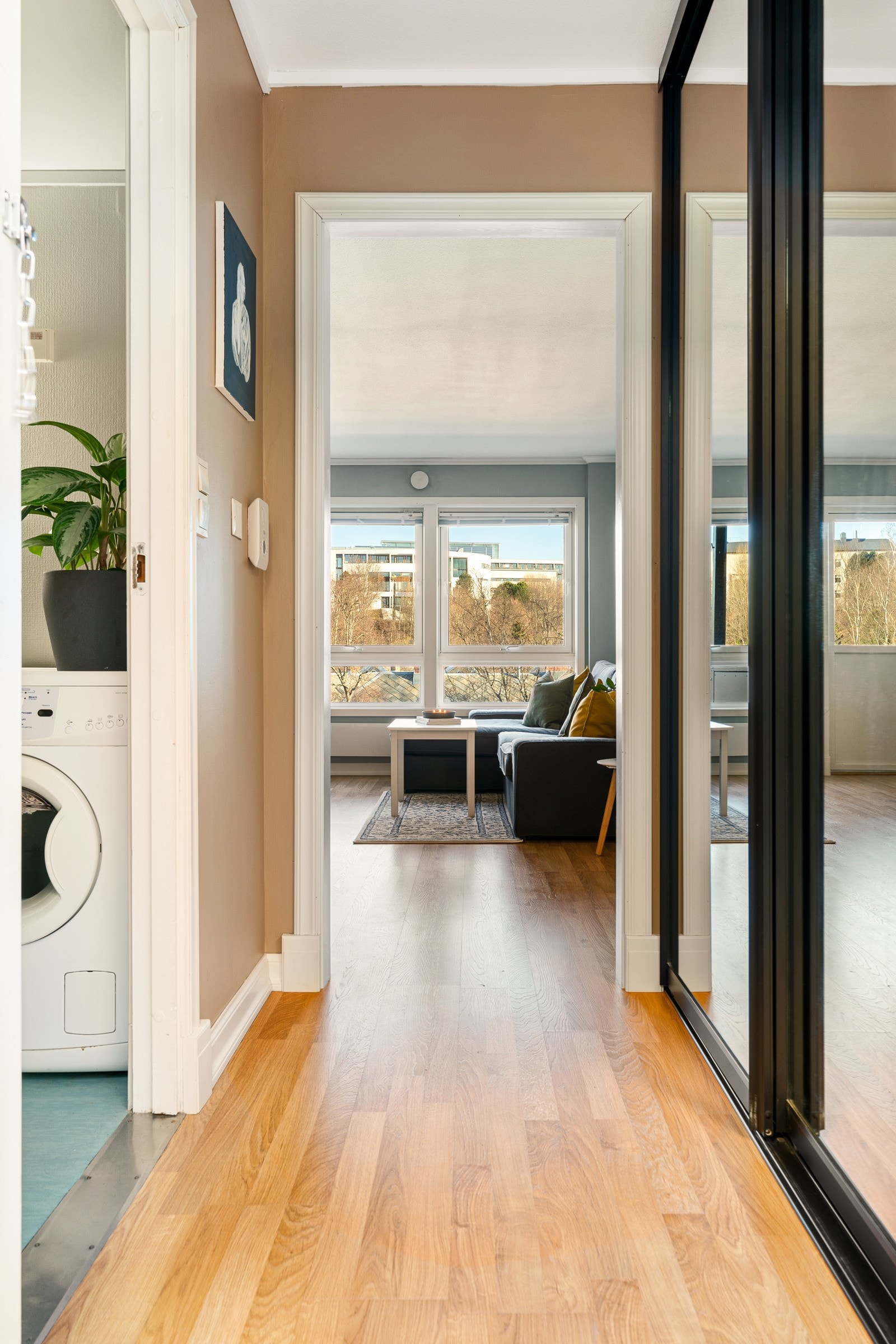 Entrèen måler 3 kvm og er innredet med en praktisk skyvedørsgarderobe med speilfronter. Galleribilde