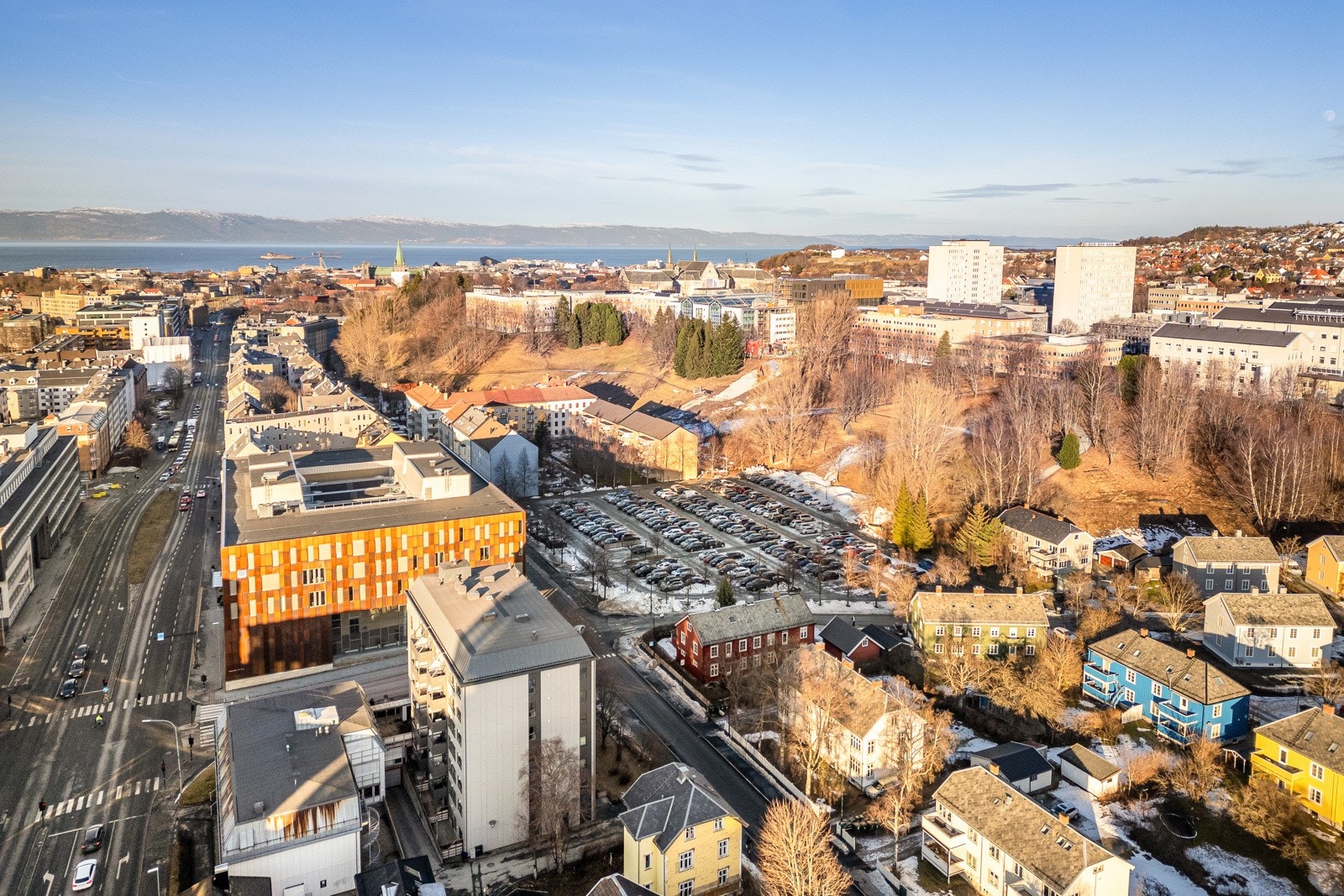 Leiligheten har en ettertraktet beliggenhet ved Høyskoleparken med alt av servicefasiliteter like i nærheten. Galleribilde