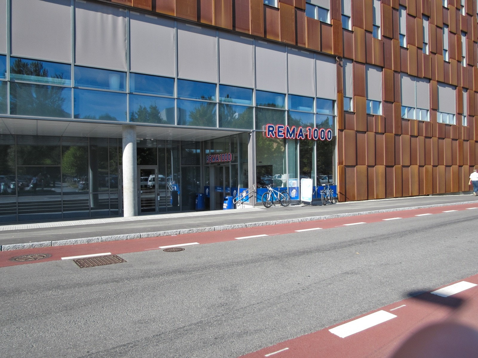 Nærmeste dagligvarebutikk er Rema 1000 som ligger kun 2 minutters gange fra boligen. Galleribilde