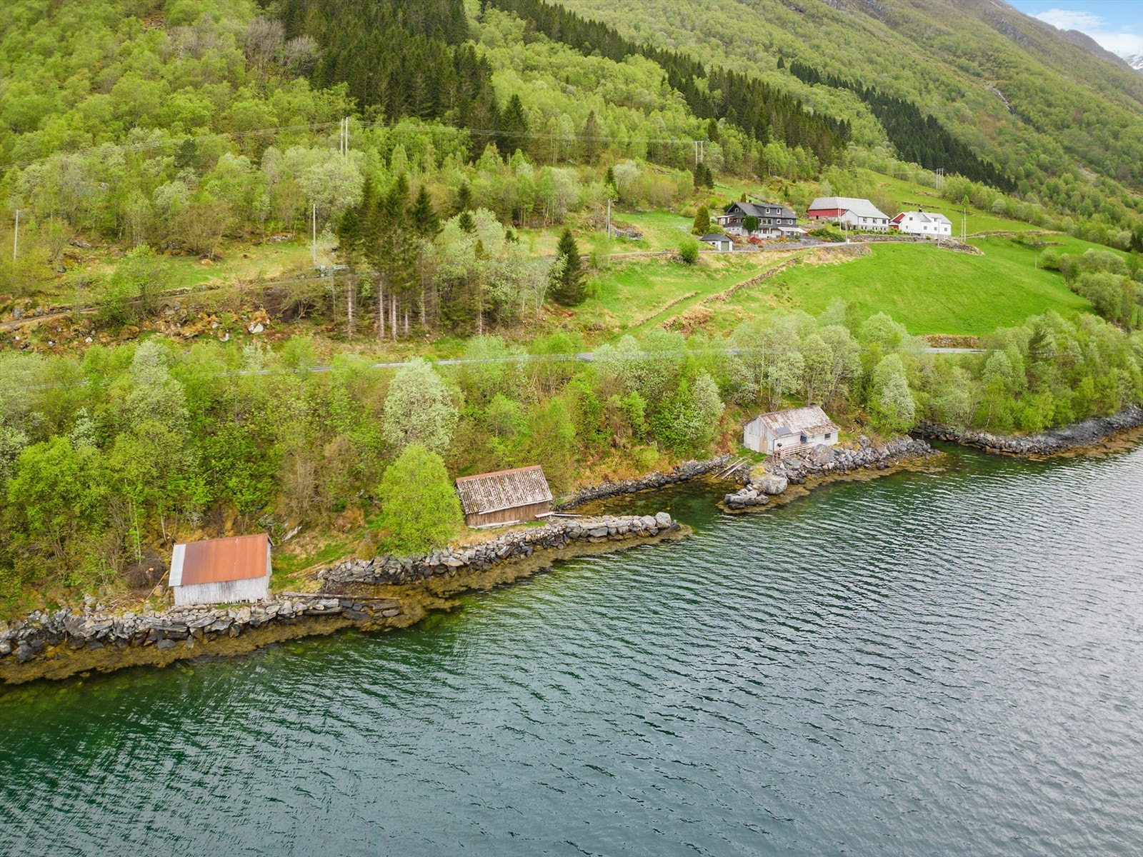 Det følger med naust ved fjorden Galleribilde